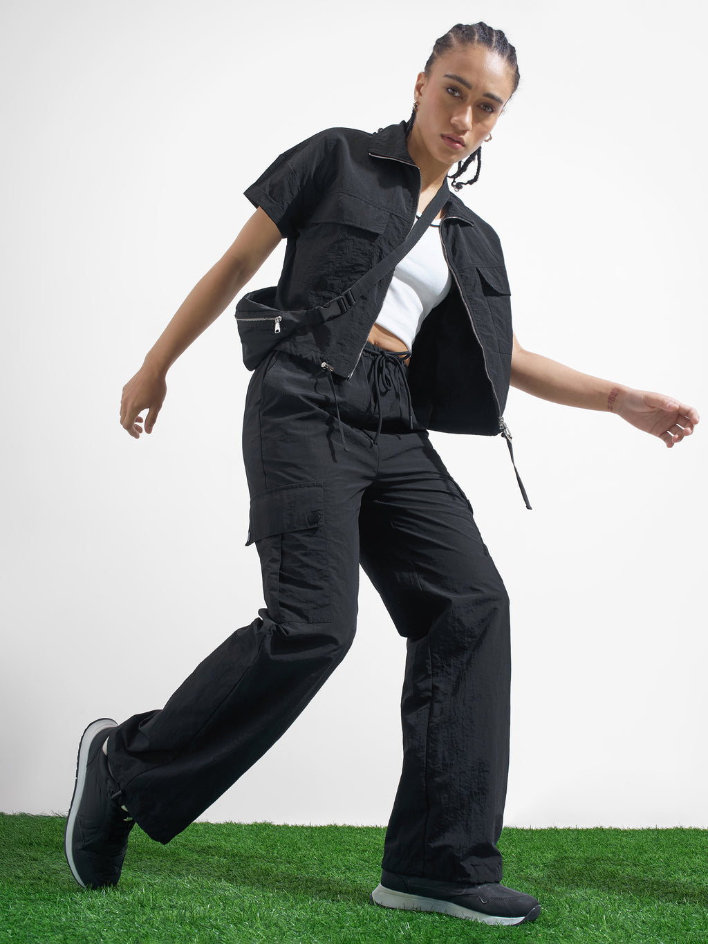 Street By Tokyo Talkies Women Black Solid Regular Fit Cargos - Black - Image 2