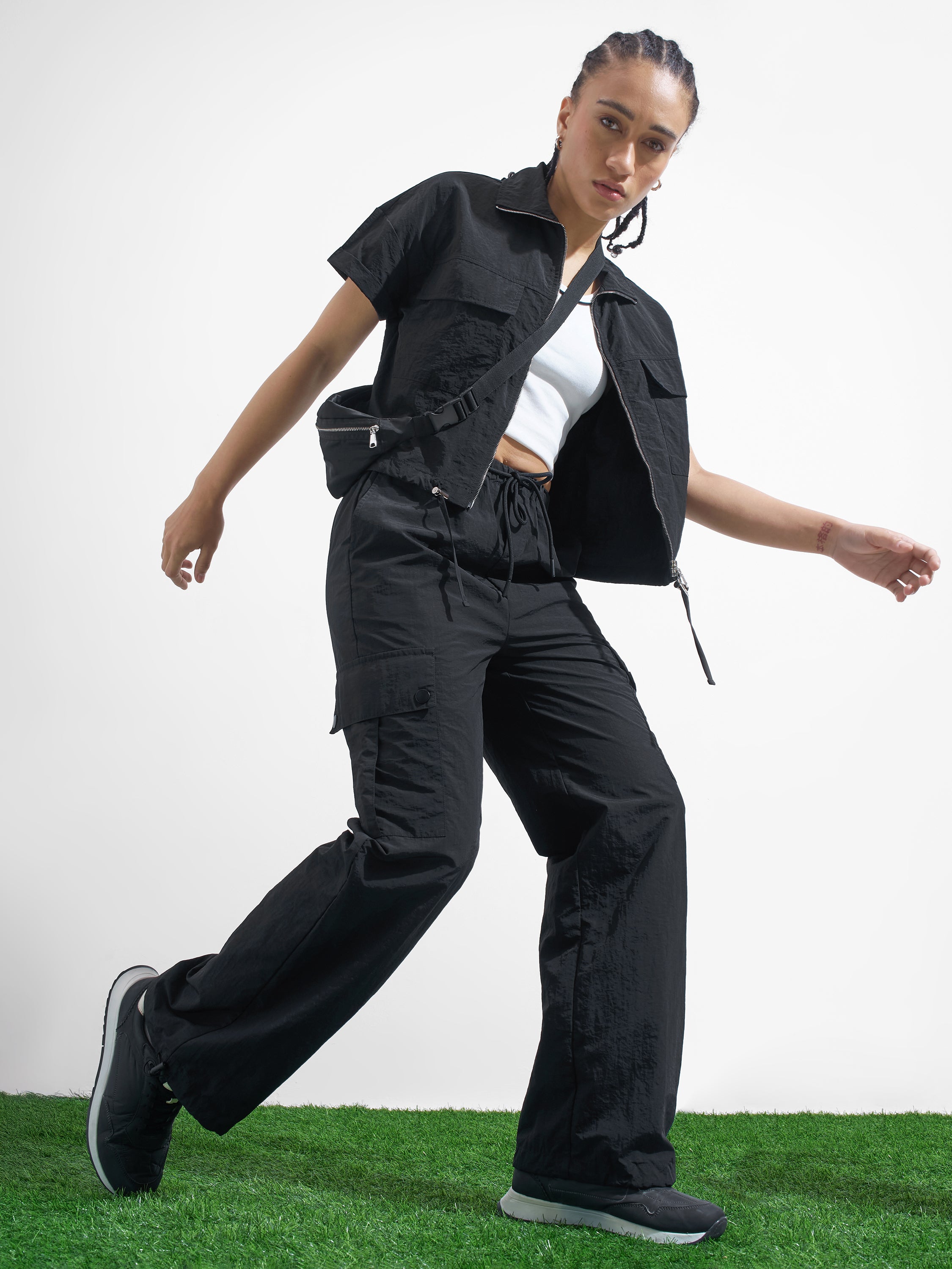 Street By Tokyo Talkies Women Black Solid Regular Fit Cargos - Black - Image 2