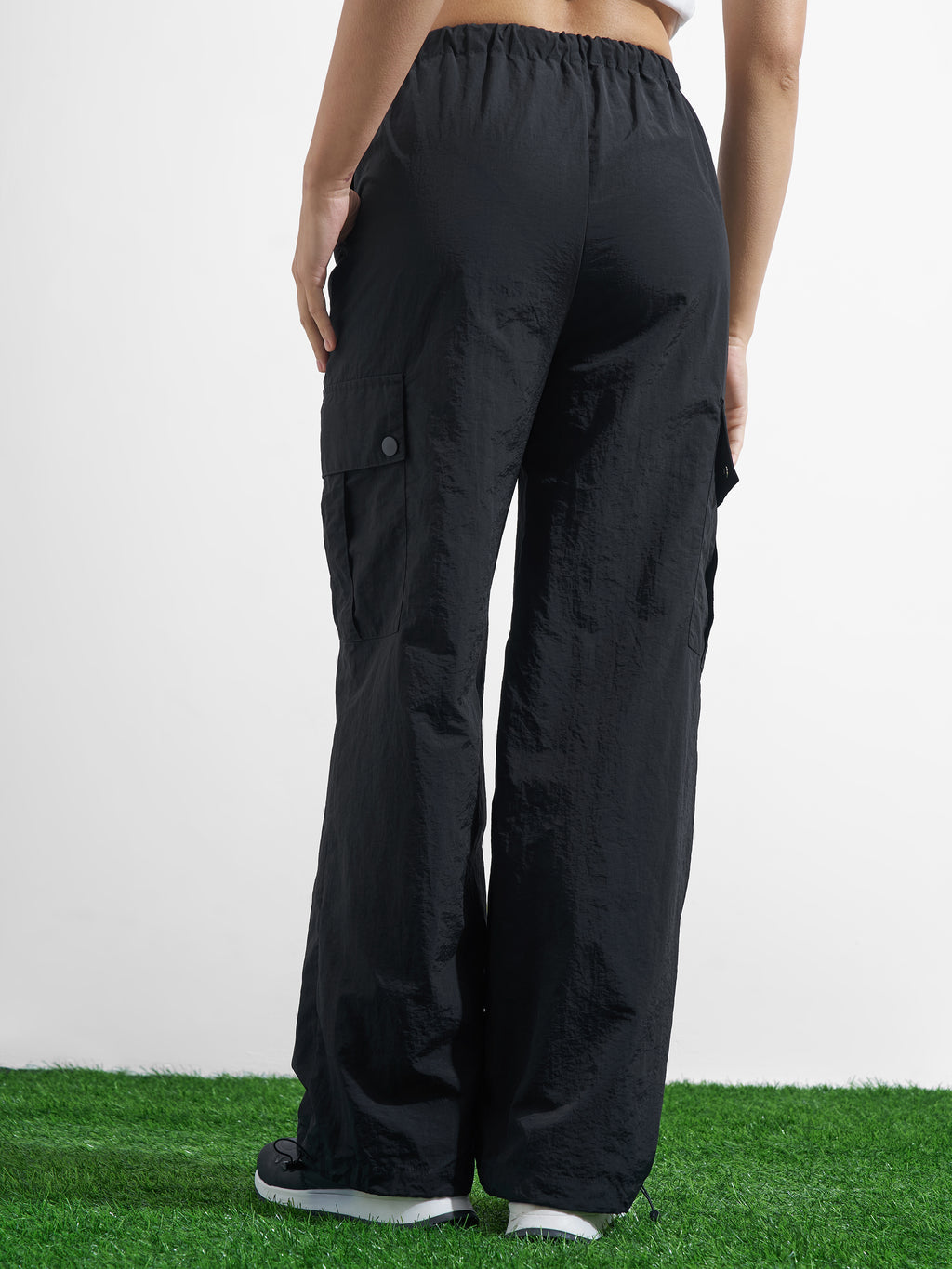 Street By Tokyo Talkies Women Black Solid Regular Fit Cargos - Black - Image 3