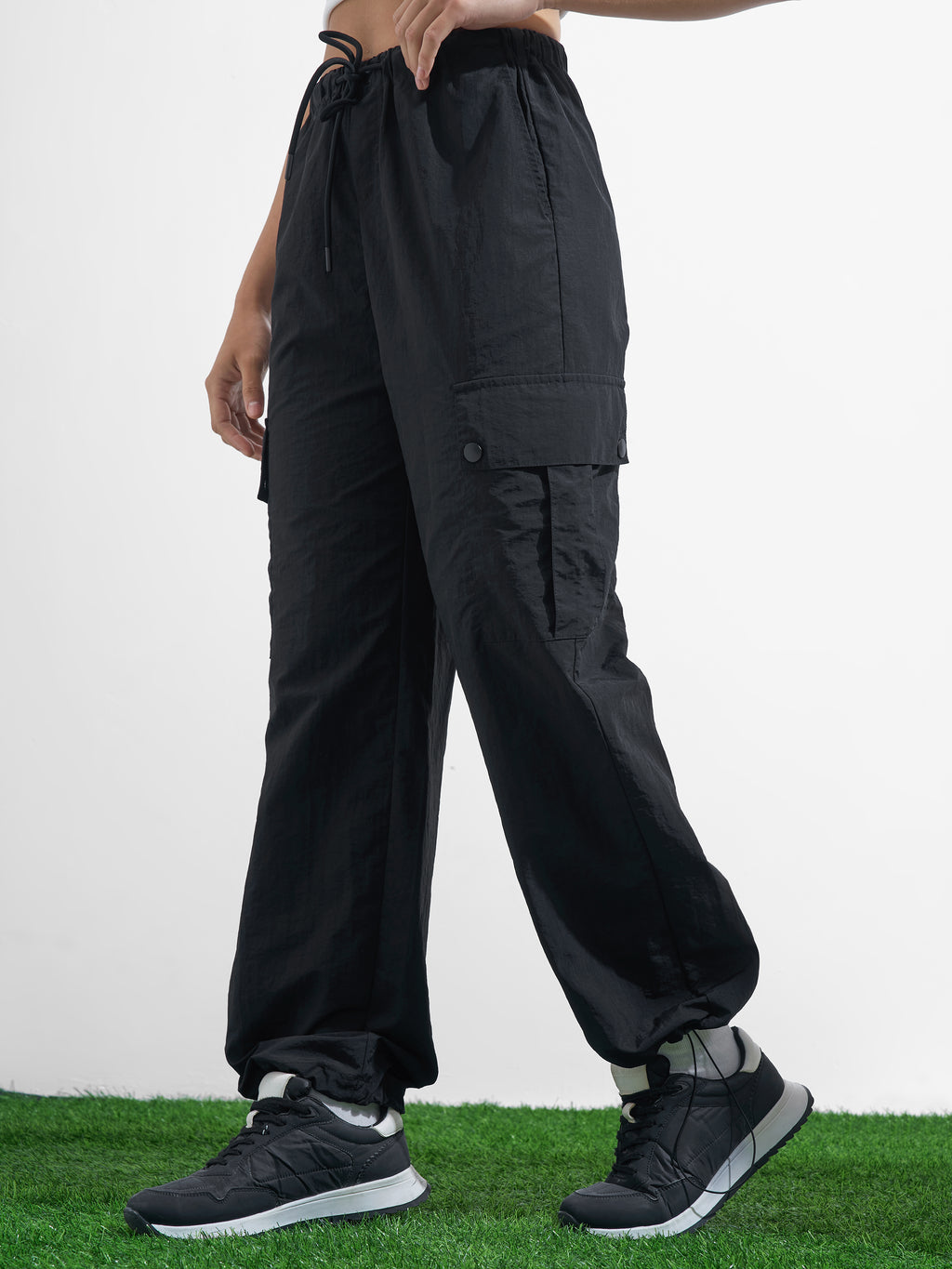 Street By Tokyo Talkies Women Black Solid Regular Fit Cargos - Black - Image 4