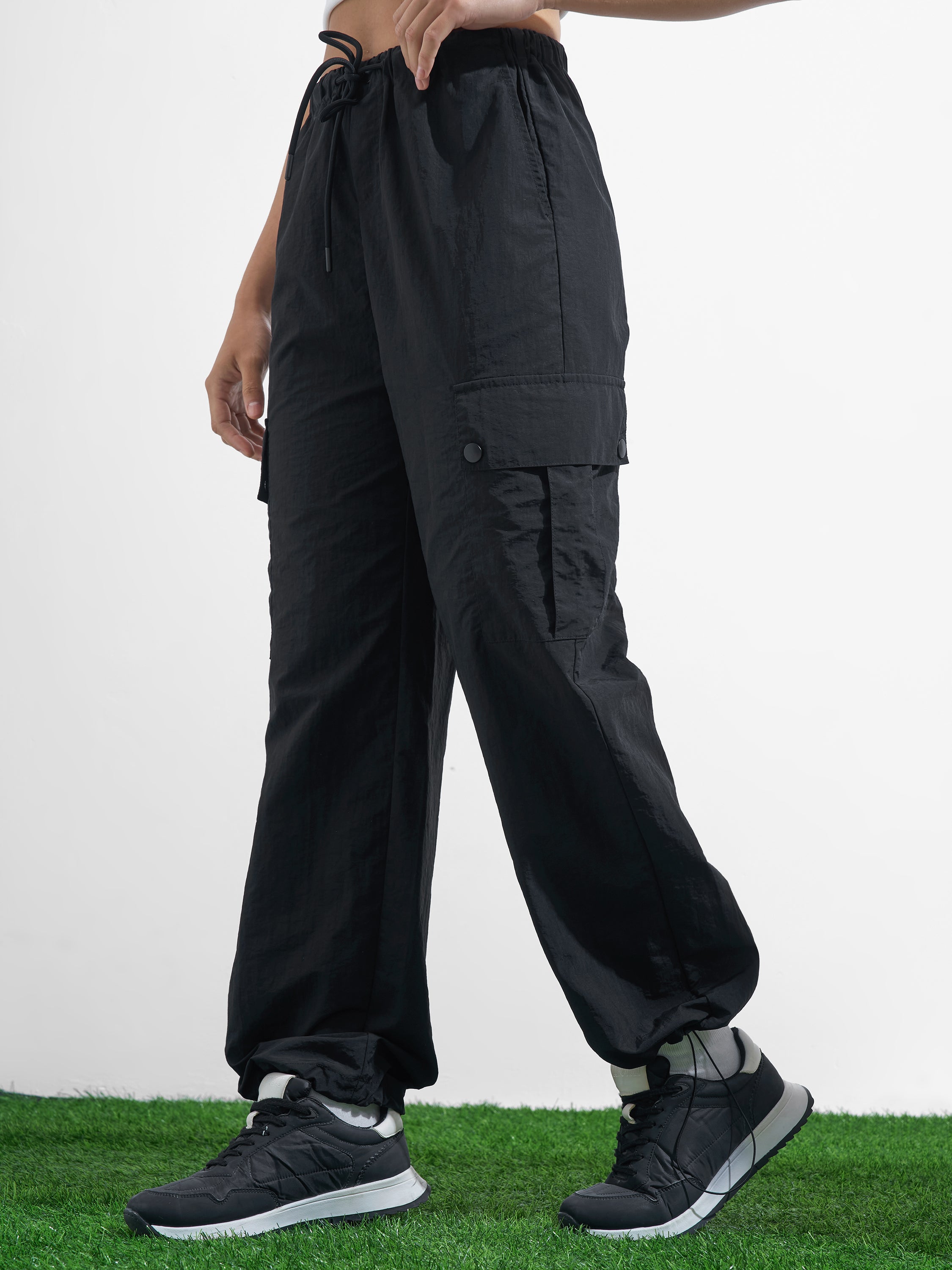 Street By Tokyo Talkies Women Black Solid Regular Fit Cargos - Black - Image 4