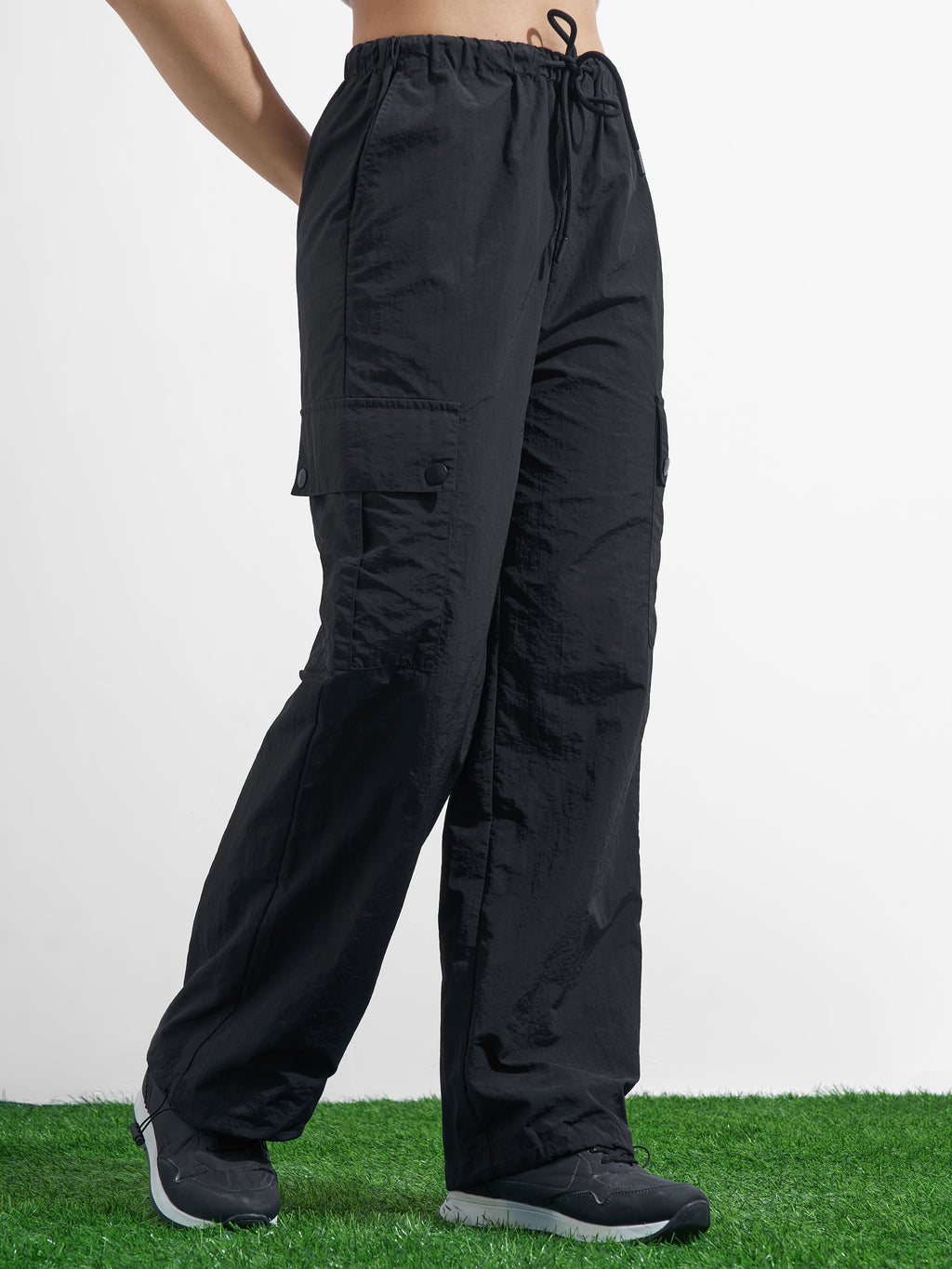 Street By Tokyo Talkies Women Black Solid Regular Fit Cargos - Black - Image 6