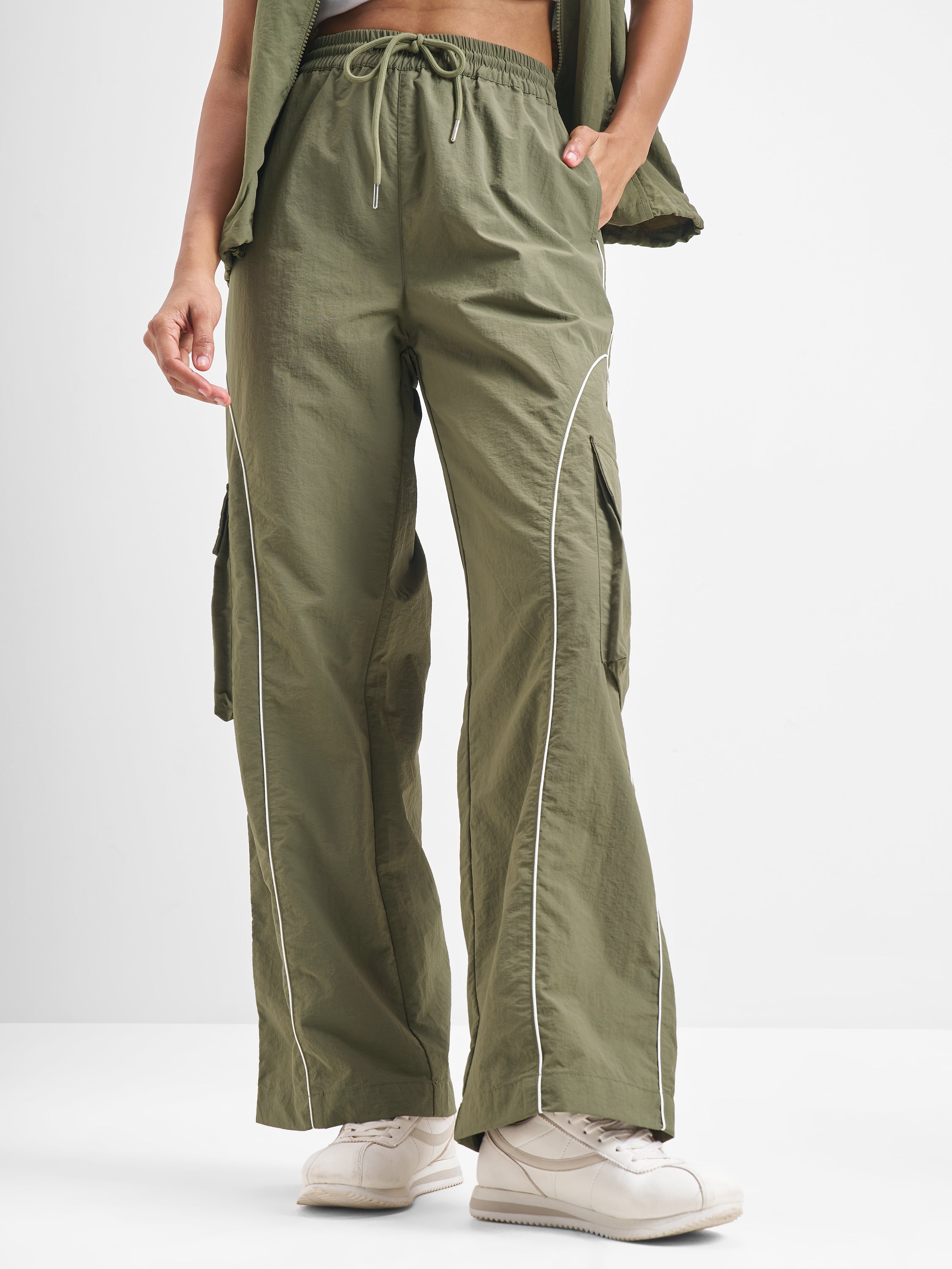 Street By Tokyo Talkies Women Green Solid Regular Fit Cargos - Green - Image 1