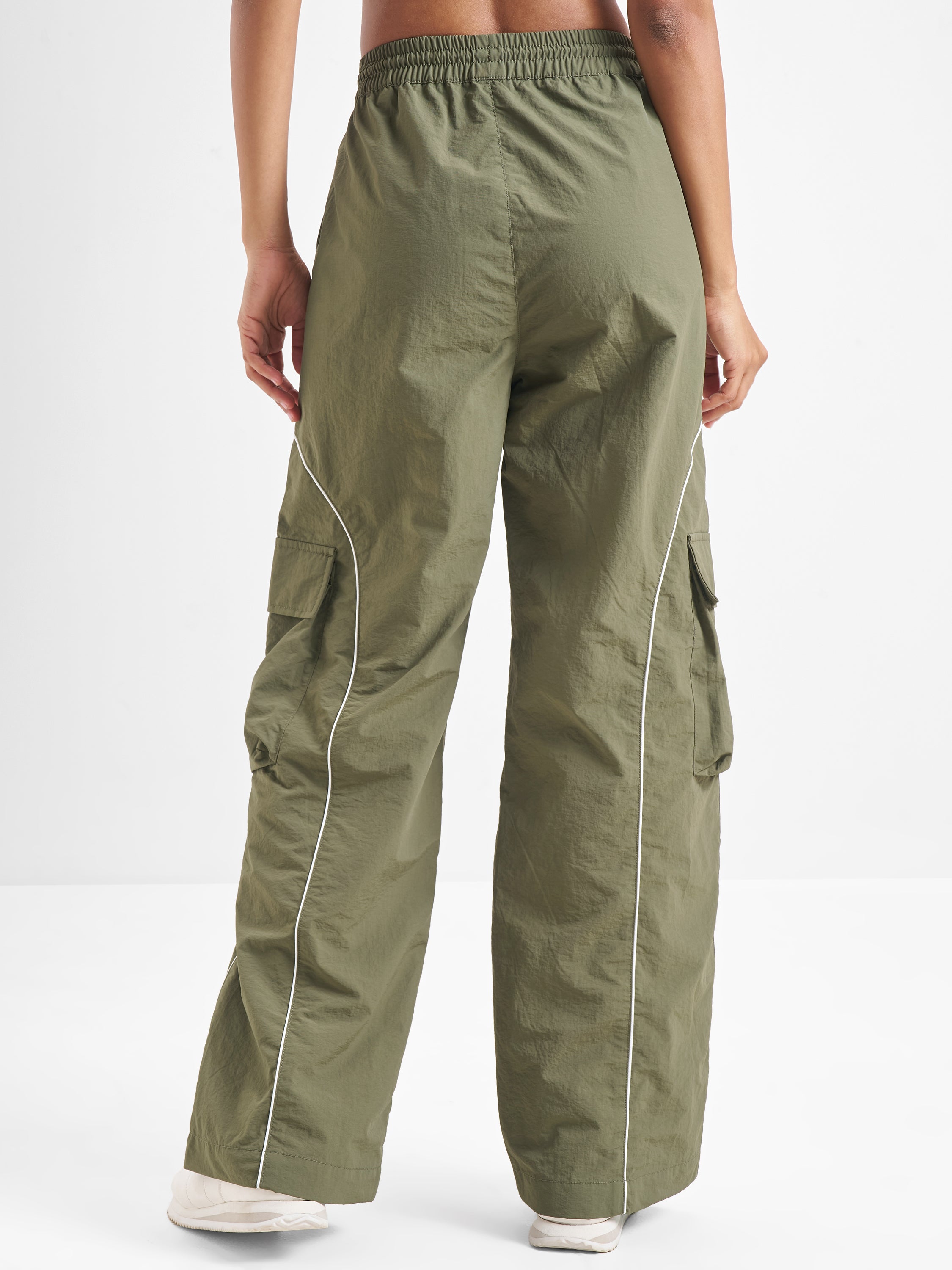Street By Tokyo Talkies Women Green Solid Regular Fit Cargos - Green - Image 3