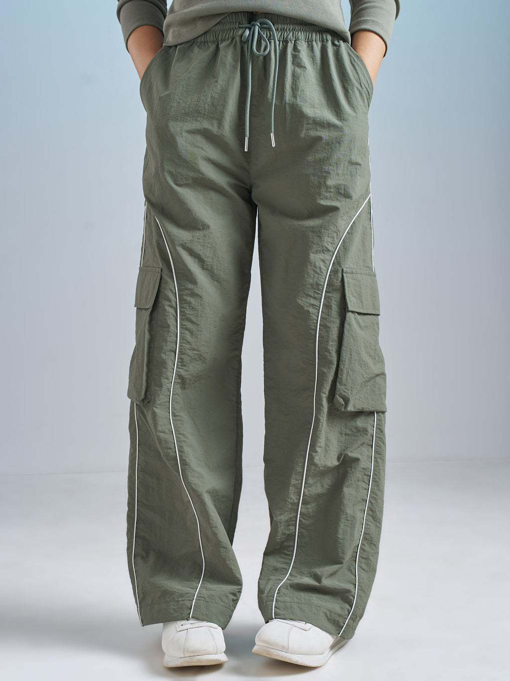 Street By Tokyo Talkies Women Green Solid Regular Fit Cargos - Green - Image 1