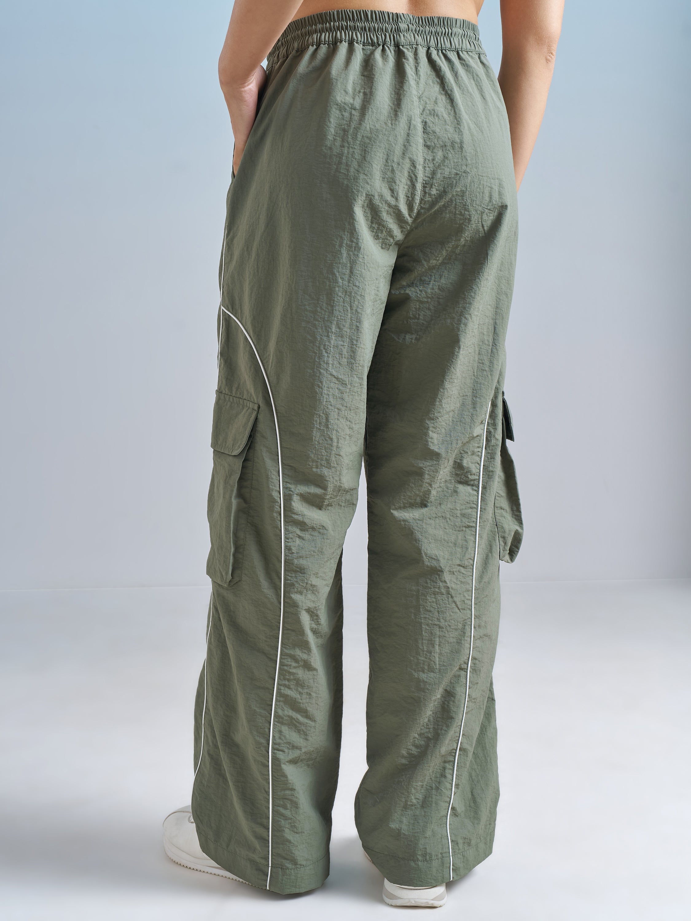 Street By Tokyo Talkies Women Green Solid Regular Fit Cargos - Green - Image 3