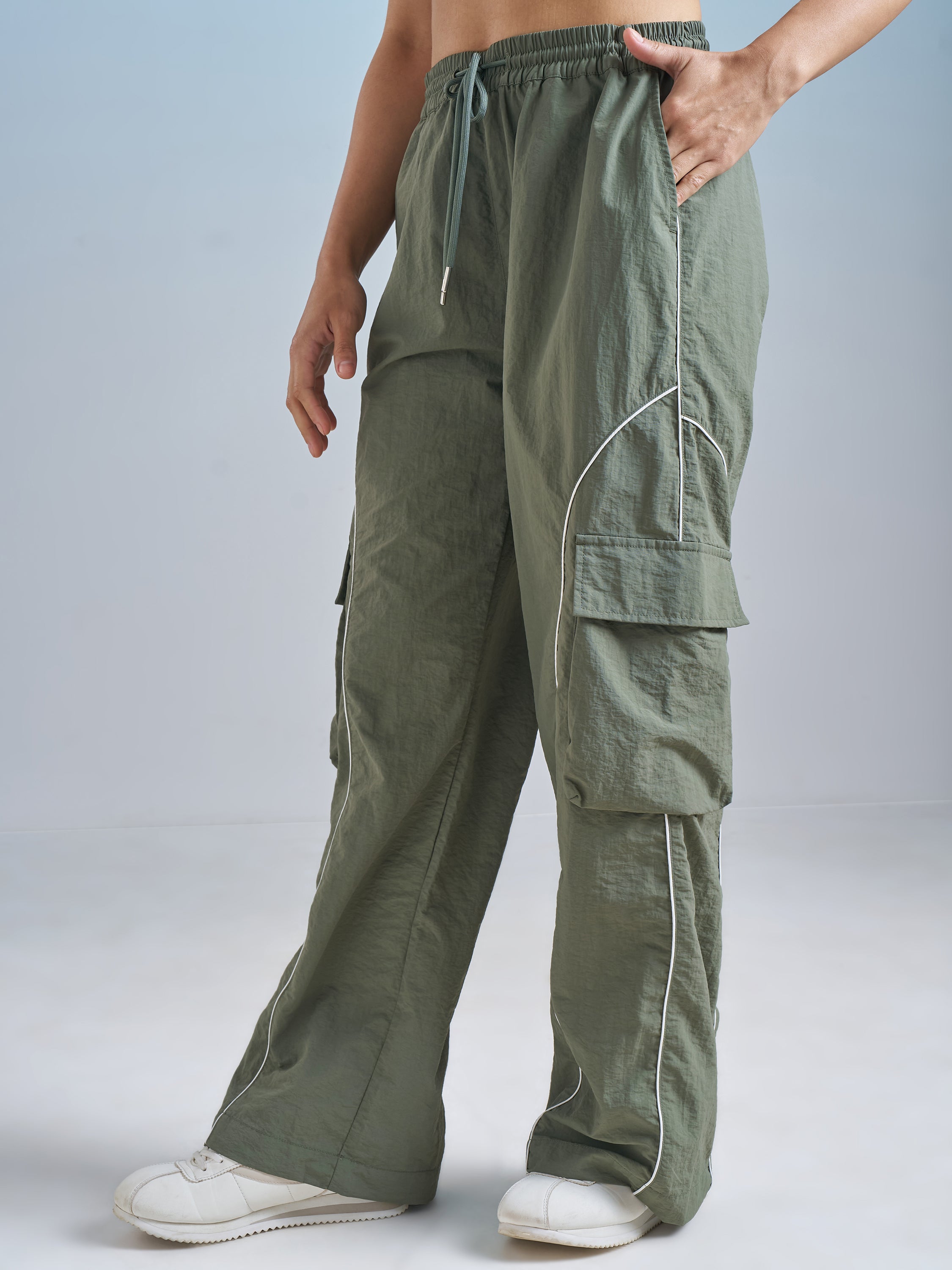 Street By Tokyo Talkies Women Green Solid Regular Fit Cargos - Green - Image 4