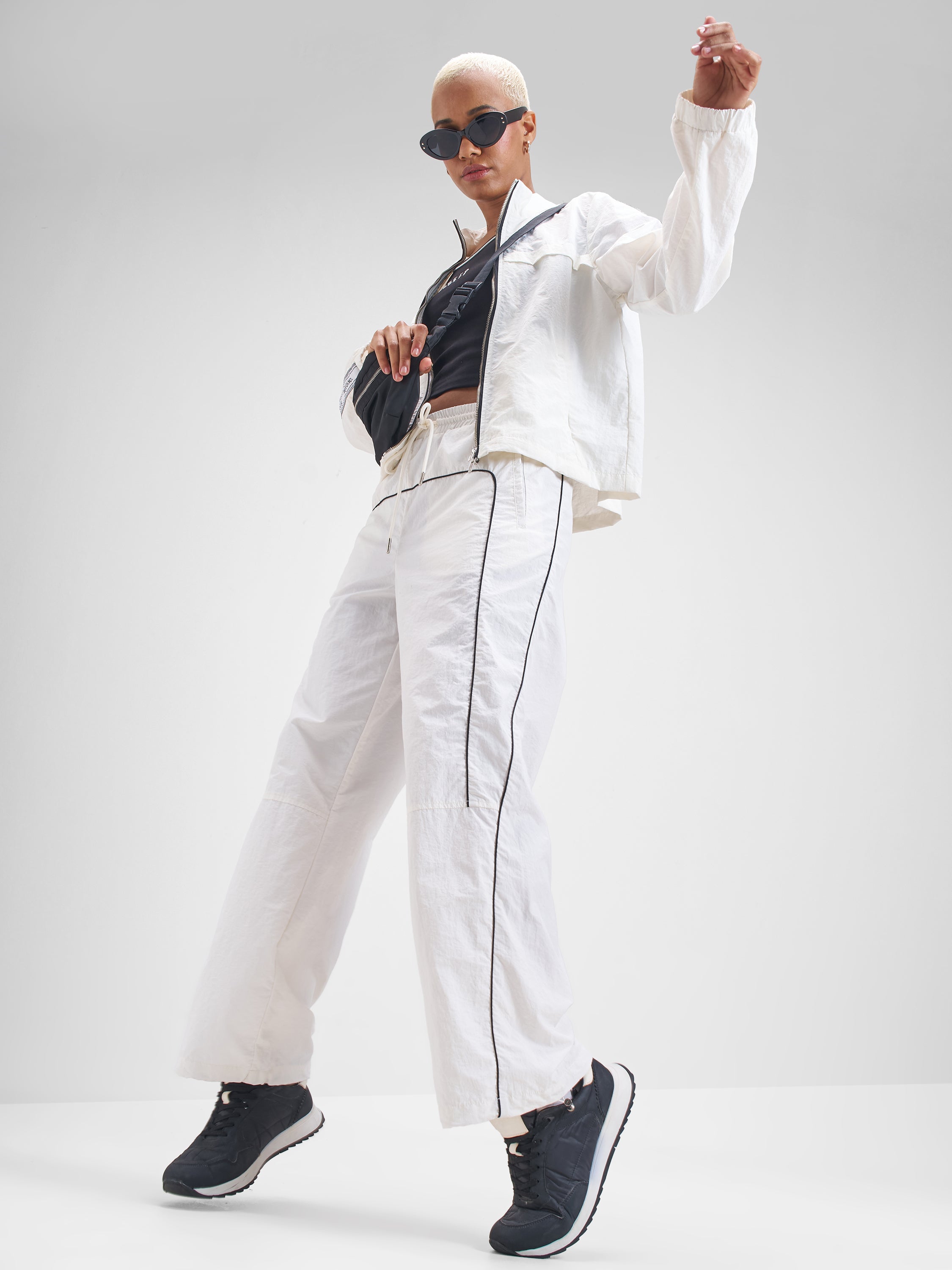 Street By Tokyo Talkies Women White Solid Straight Fit Regular Trouser - White - Image 2