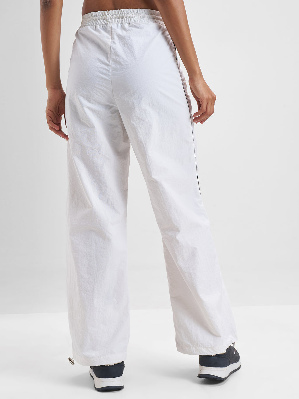Street By Tokyo Talkies Women White Solid Straight Fit Regular Trouser - White - Image 3