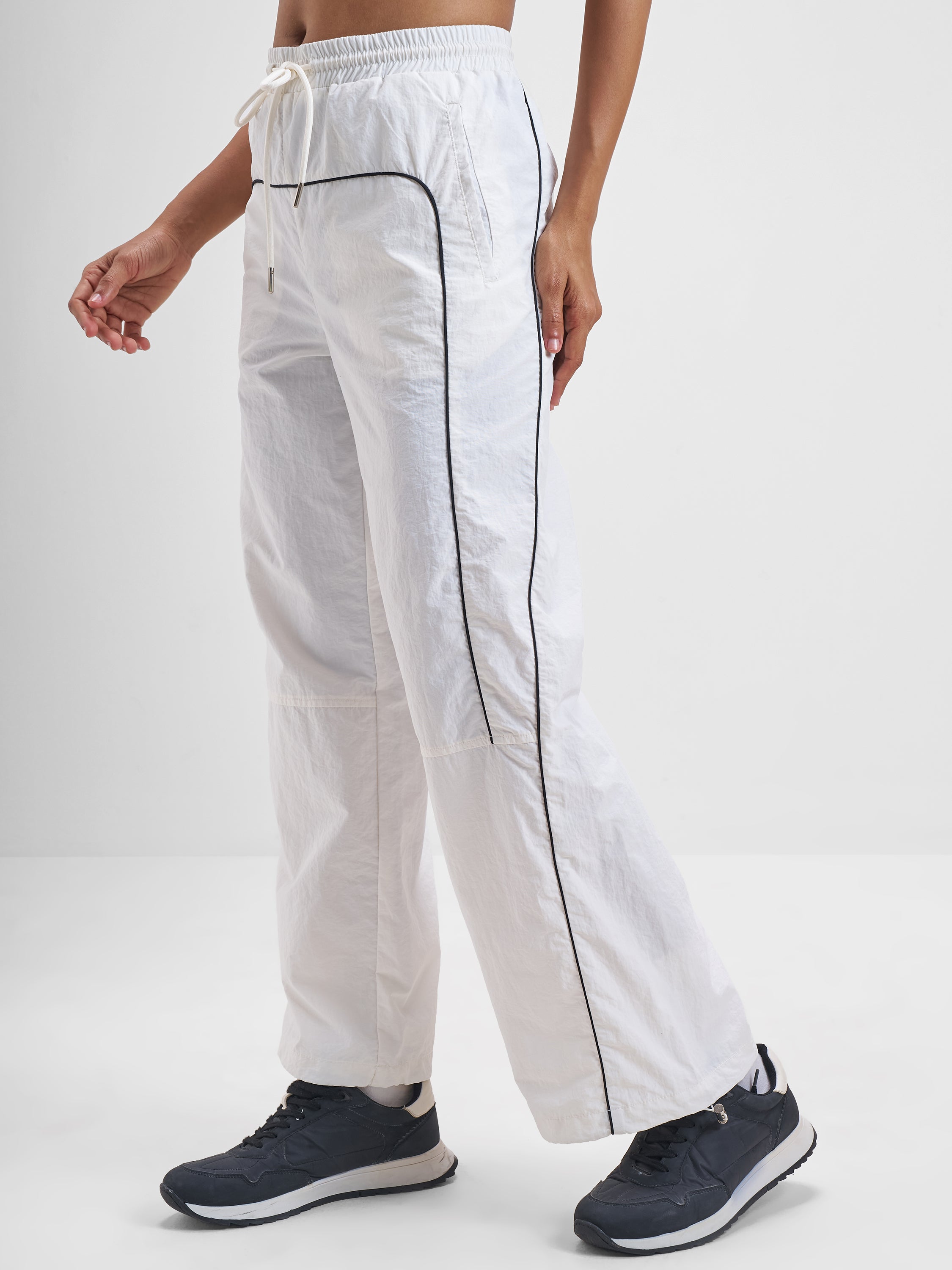 Street By Tokyo Talkies Women White Solid Straight Fit Regular Trouser - White - Image 4