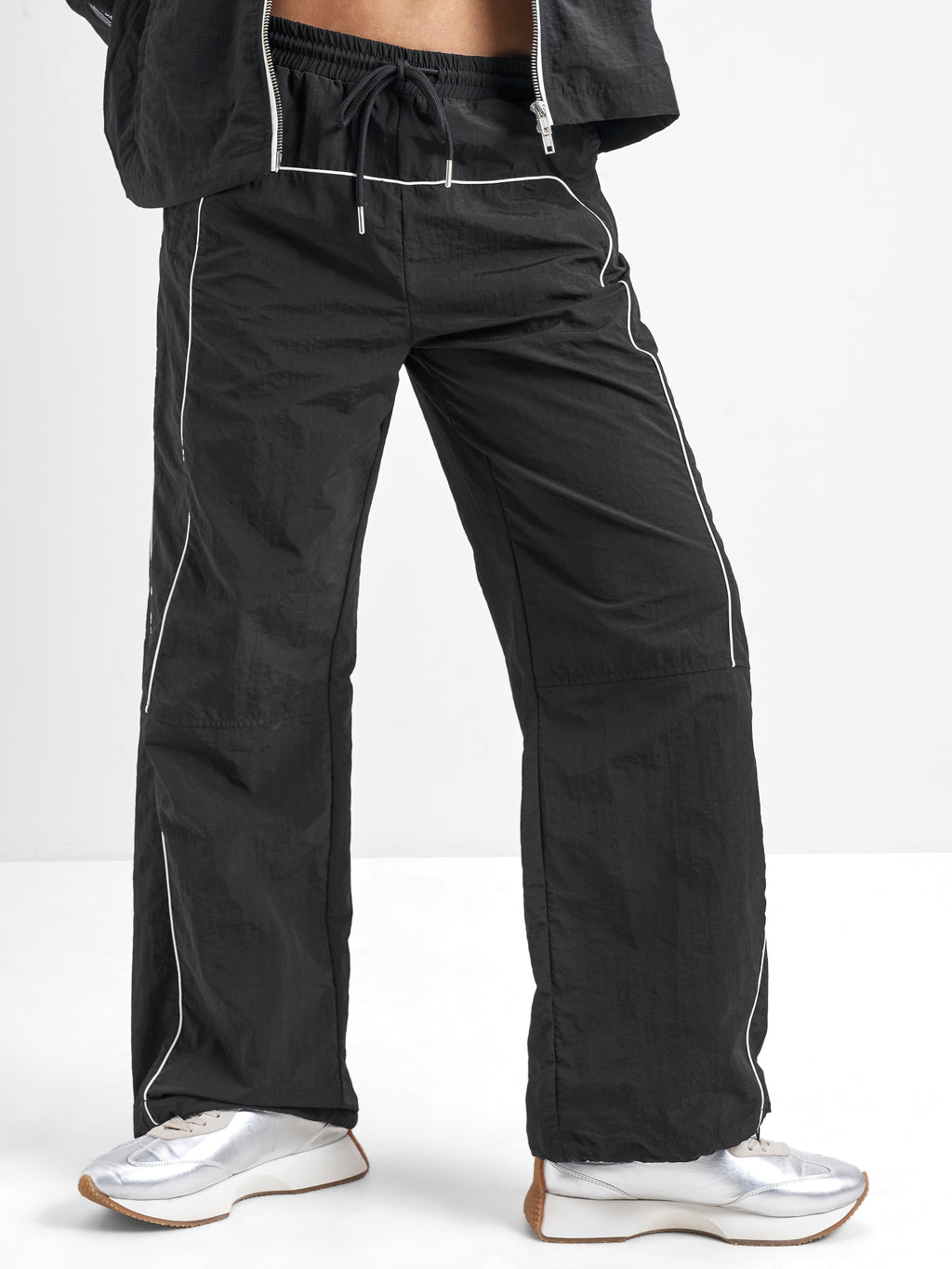 Street By Tokyo Talkies Women Black Solid Straight Fit Regular - Black - Image 1