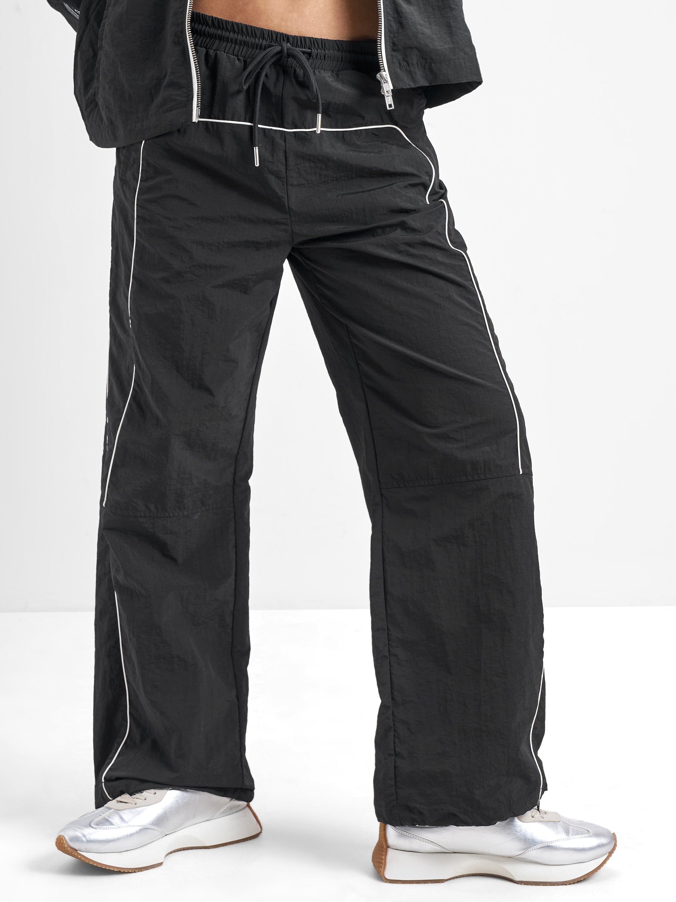 Street By Tokyo Talkies Women Black Solid Straight Fit Regular - Black - Image 1