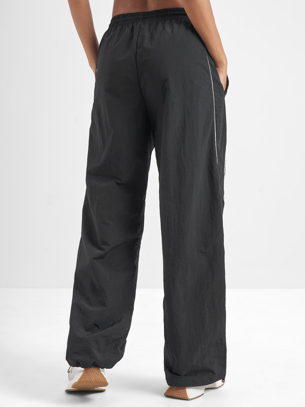 Street By Tokyo Talkies Women Black Solid Straight Fit Regular - Black - Image 3