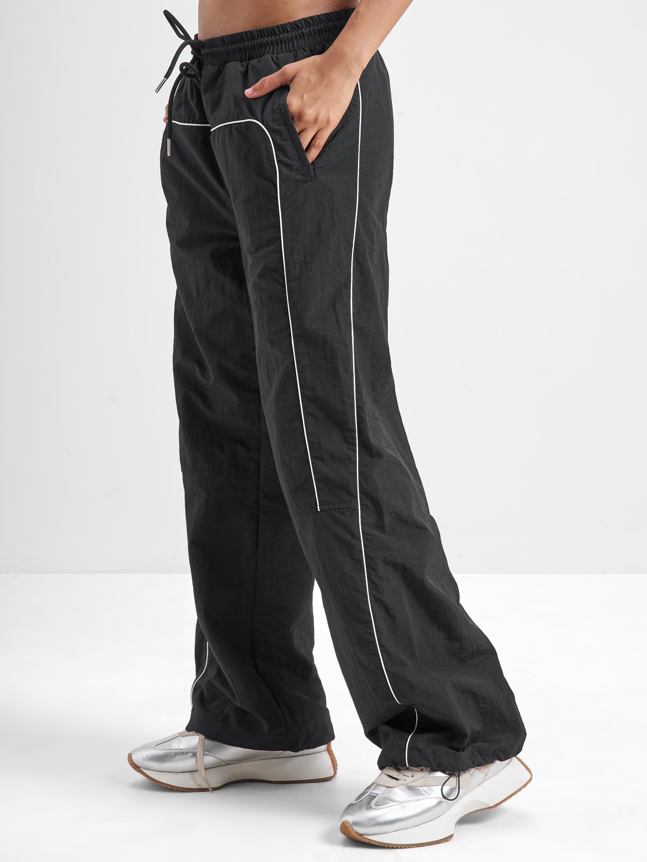 Street By Tokyo Talkies Women Black Solid Straight Fit Regular - Black - Image 4