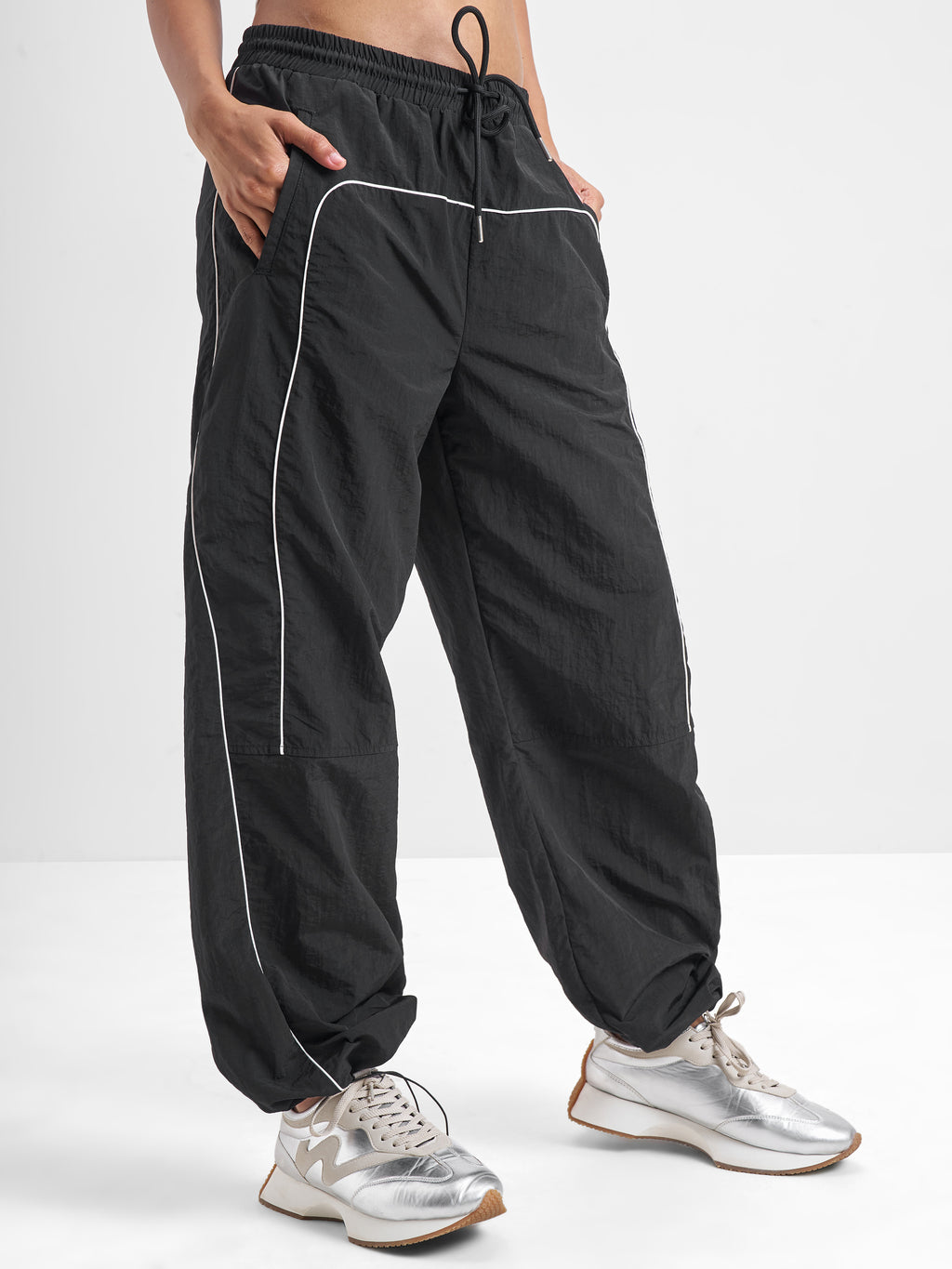 Street By Tokyo Talkies Women Black Solid Straight Fit Regular - Black - Image 6