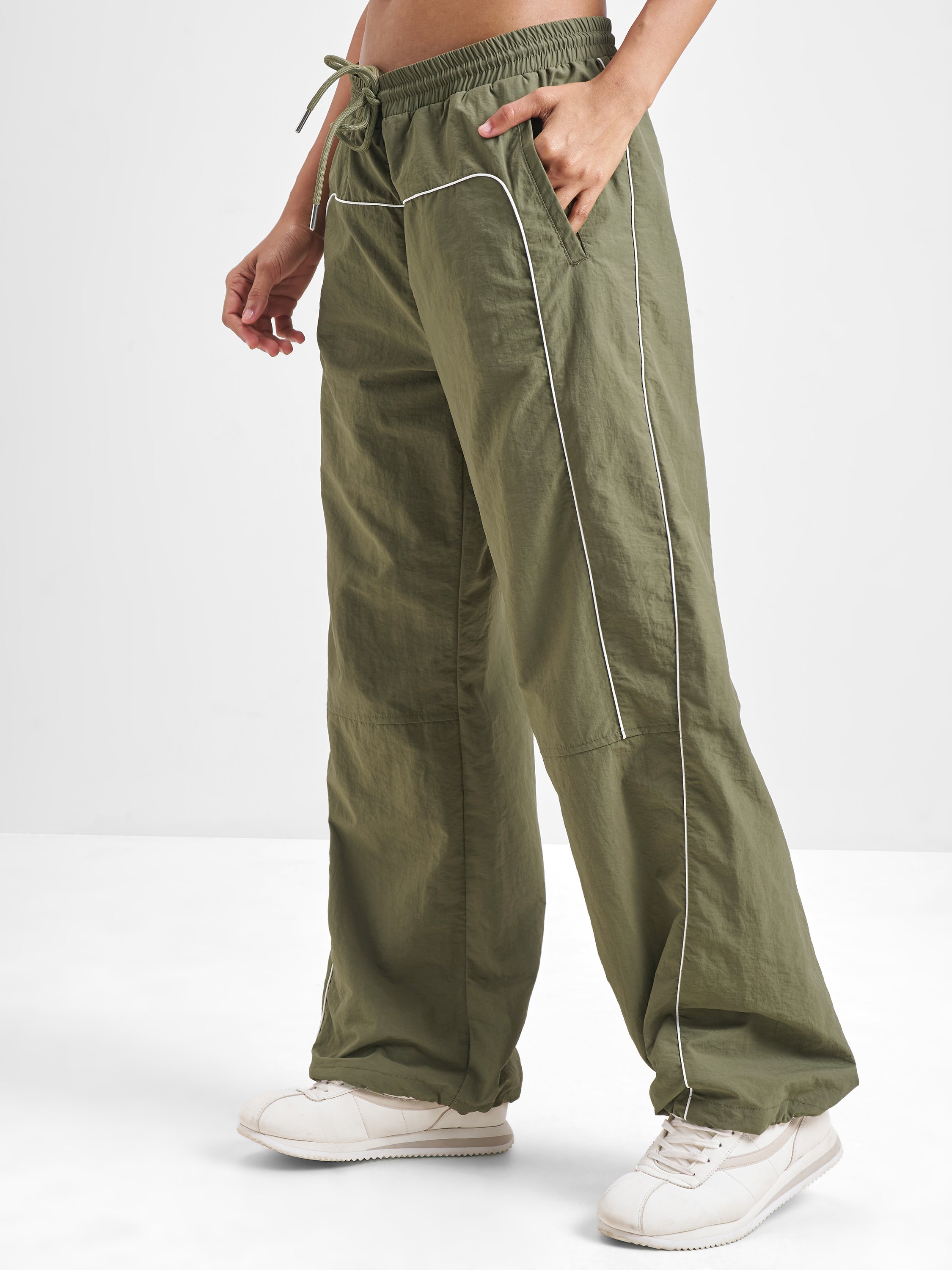 Street By Tokyo Talkies Women Green Solid Straight Fit Regular - Green - Image 4