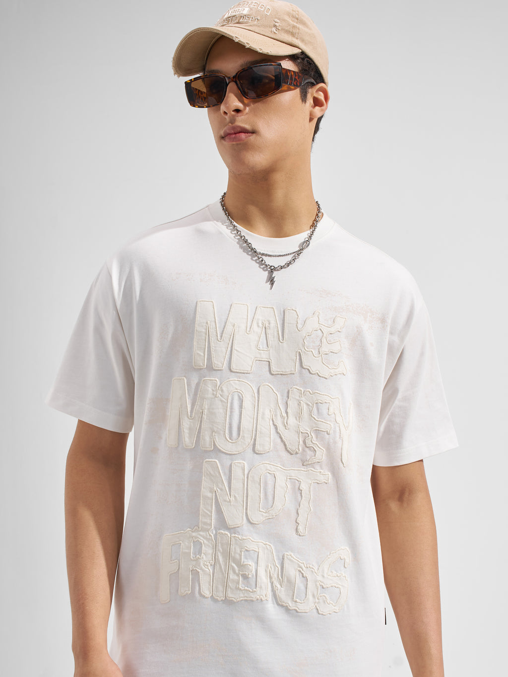 Highlander Men White Applique Round Neck T-Shirt