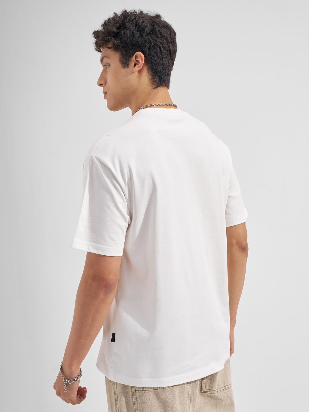 Highlander Men White Applique Round Neck T-Shirt