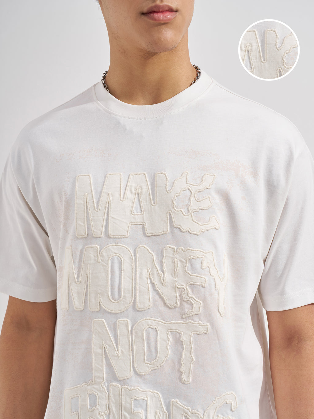 Highlander Men White Applique Round Neck T-Shirt