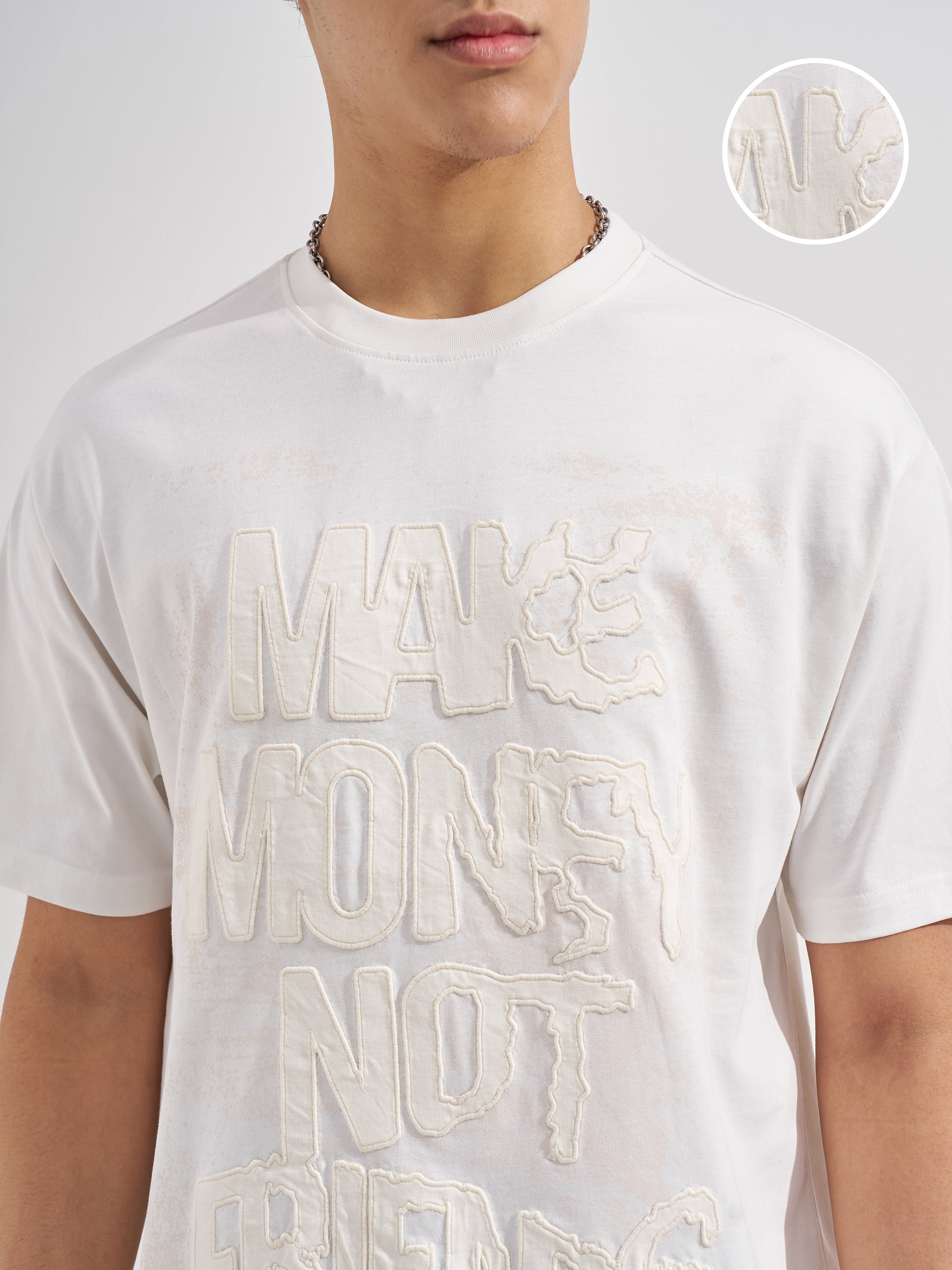 Highlander Men White Applique Round Neck T-Shirt