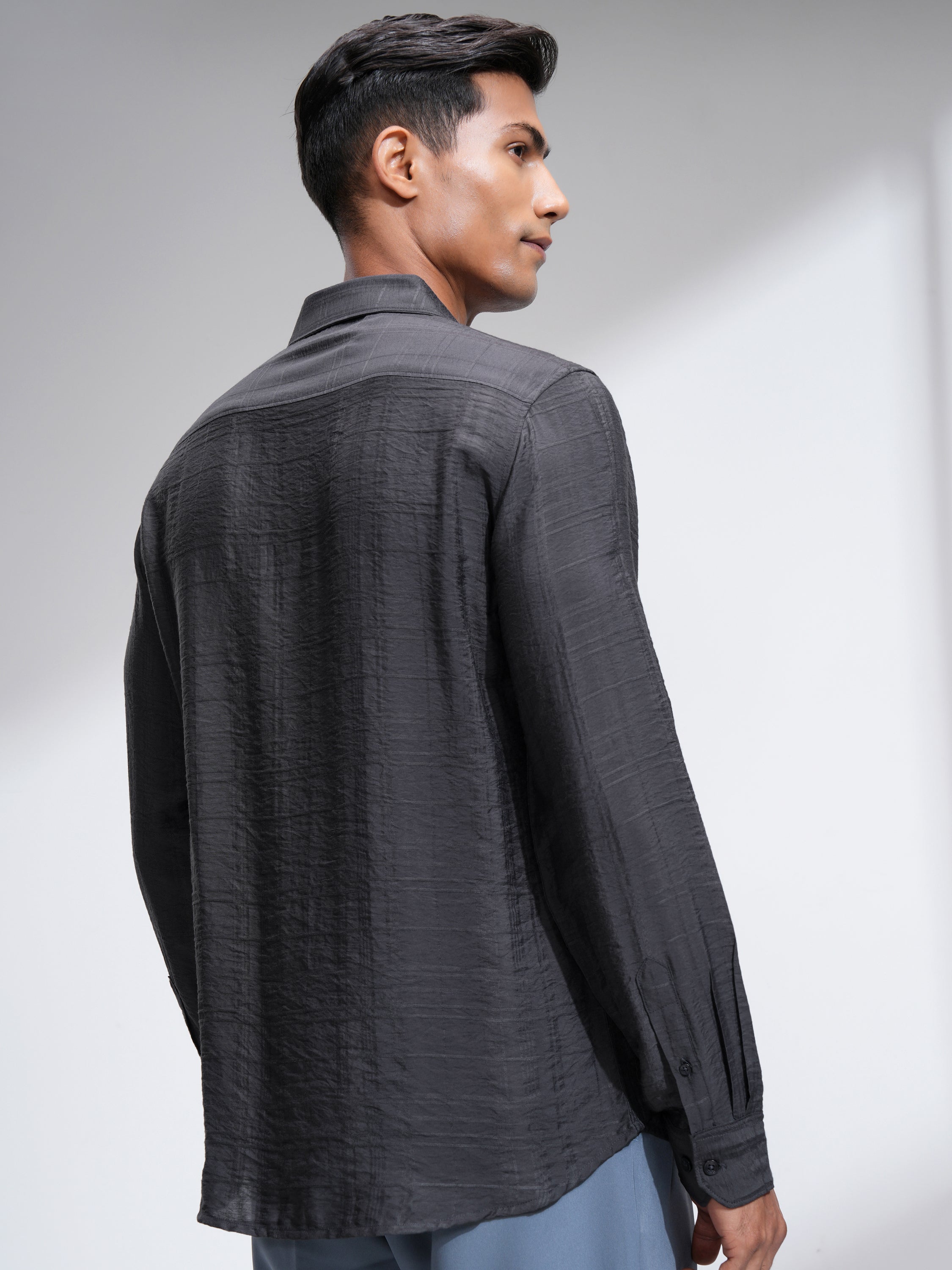 Highlander Men Grey Textured Slim Fit Casual Shirt - Charcoal - Image 3