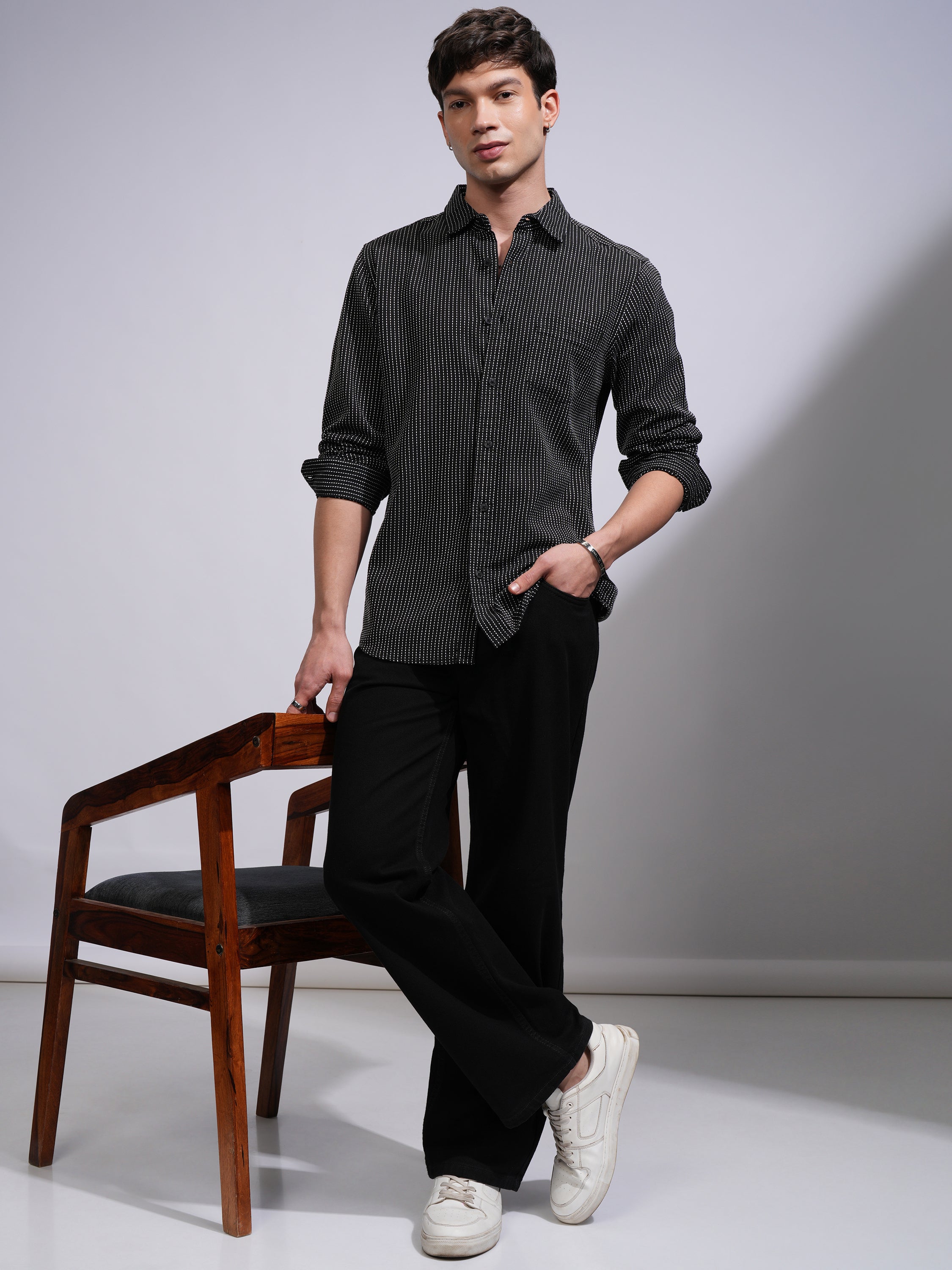 Highlander Men Black Textured Slim Fit Casual Shirt - Black - Image 2