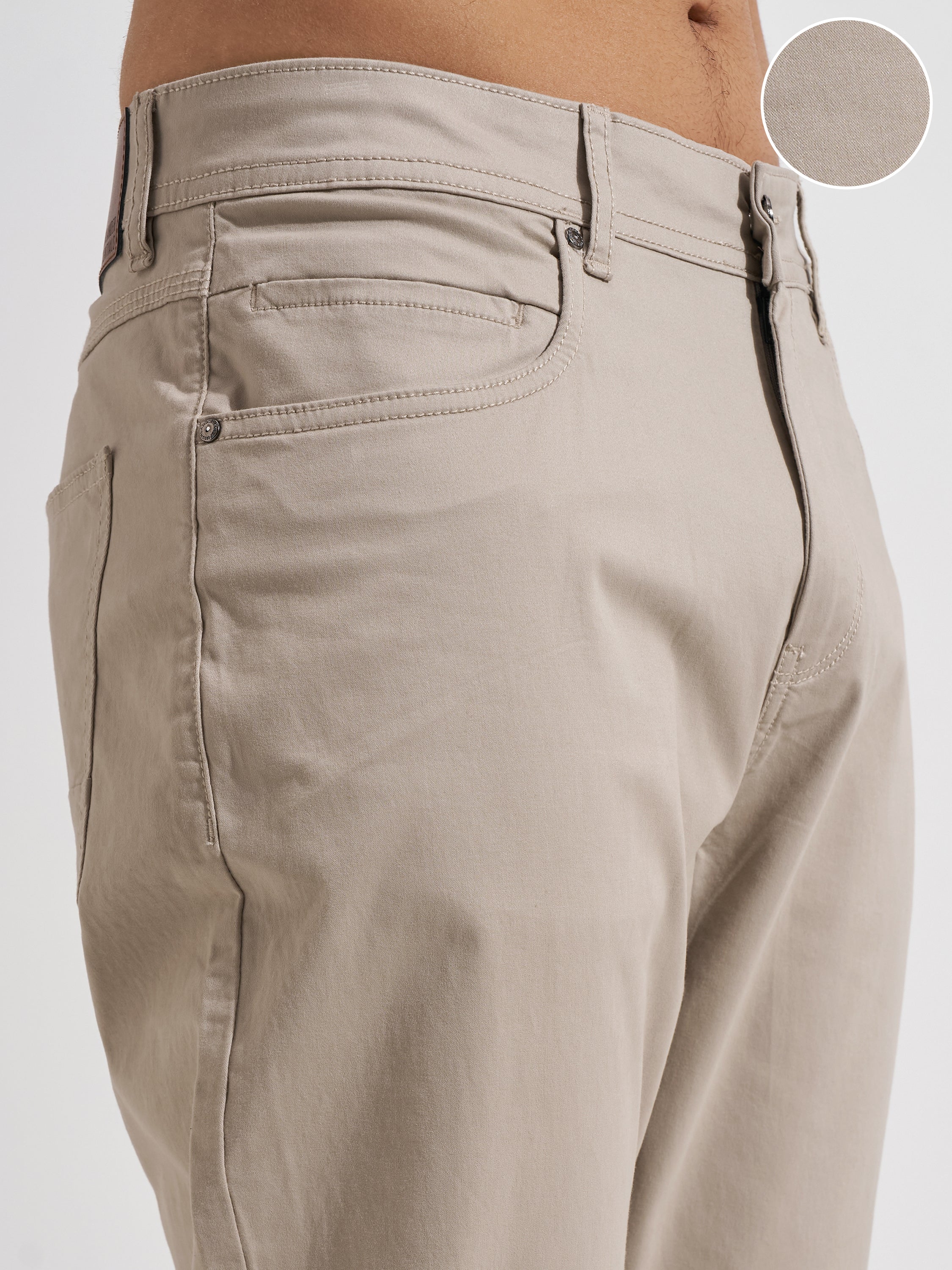 Highlander Men Beige Slim Fit Solid Chinos
