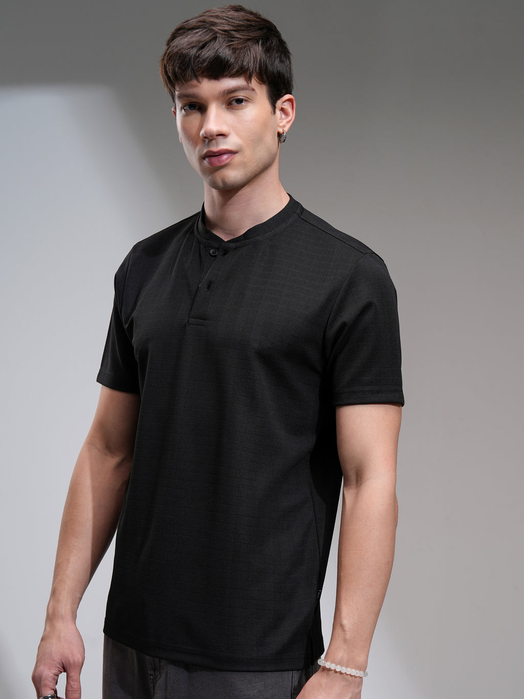 Highlander Men Black Solid Relaxed Fit T-Shirt - Black - Image 4