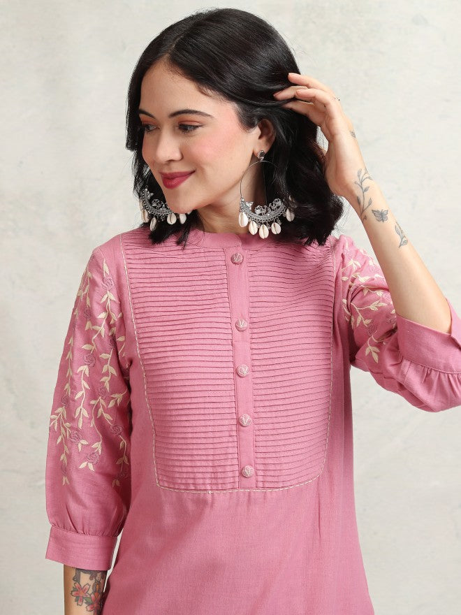 Vishudh Women Pink Embroidered Kurta With Trousers - Pink - Image 2