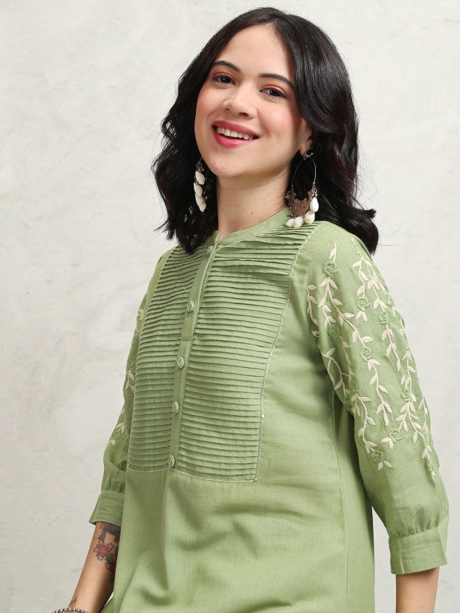 Vishudh Women Green Embroidered Kurta With Trousers - Green - Image 2