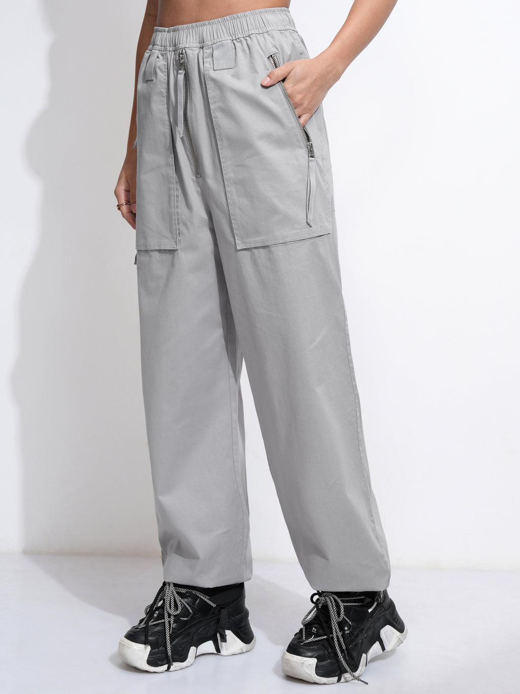 Tokyo Talkies Women Grey Solid Regular Fit Casual Trouser - Grey - Image 4