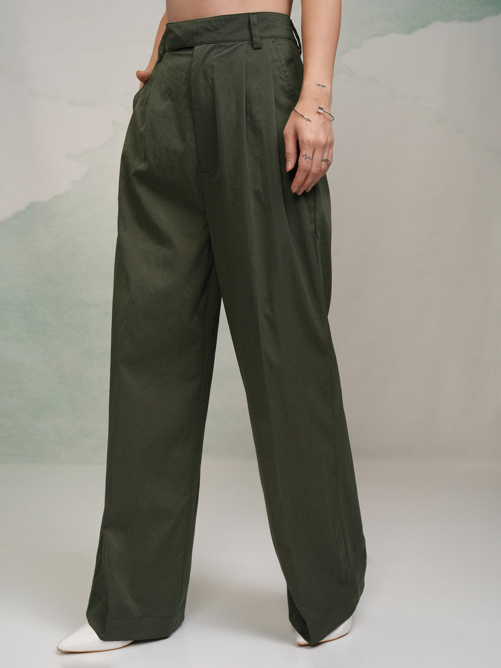 Tokyo Talkies Women Green Solid Flared Casual Trouser - Green - Image 4