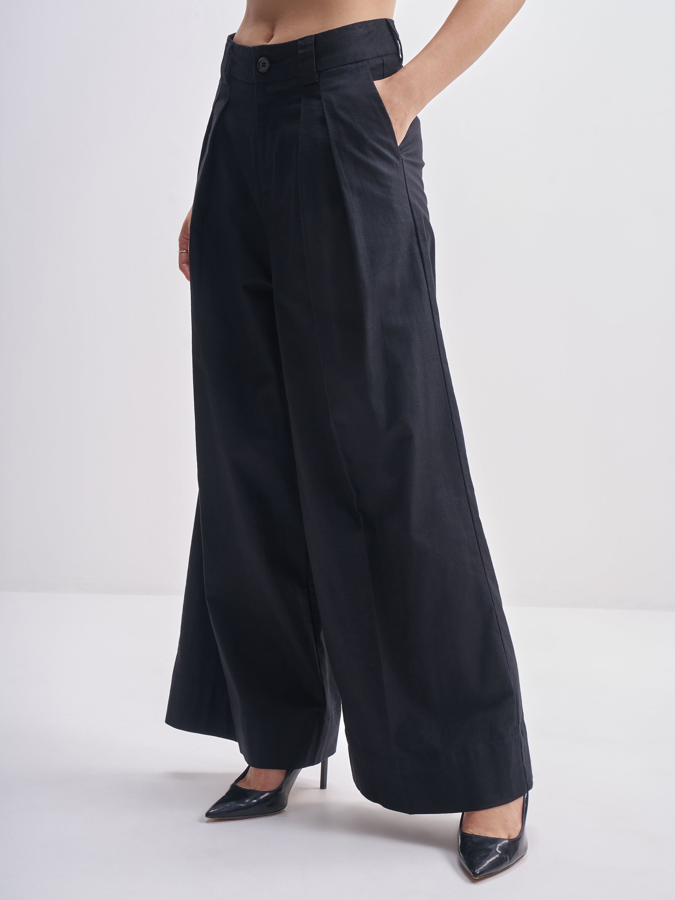 Tokyo Talkies Women Black Solid Regular Fit Casual Trouser - Black - Image 4