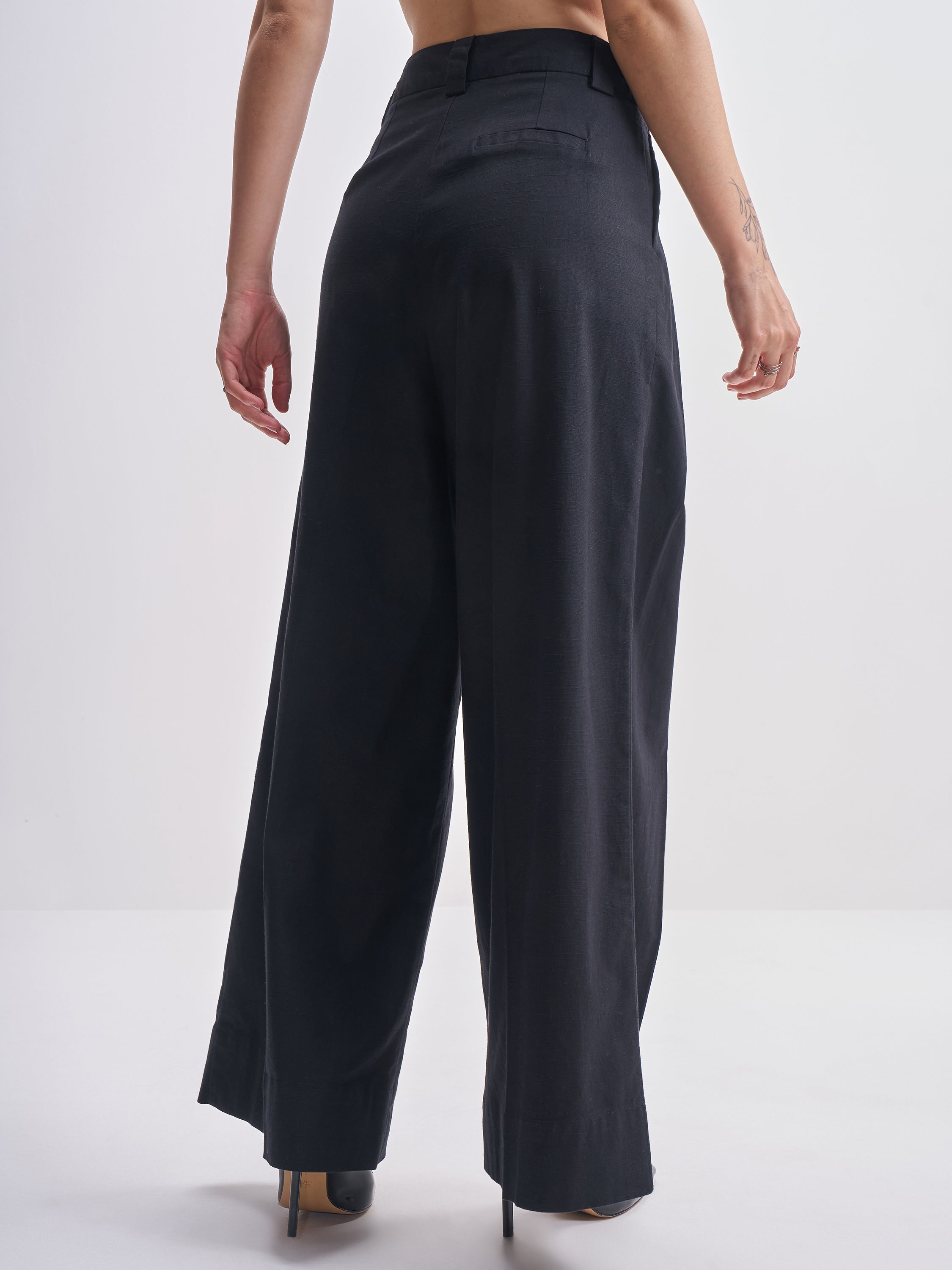 Tokyo Talkies Women Black SOlid Regular Fit Casual Trouser - Black - Image 3