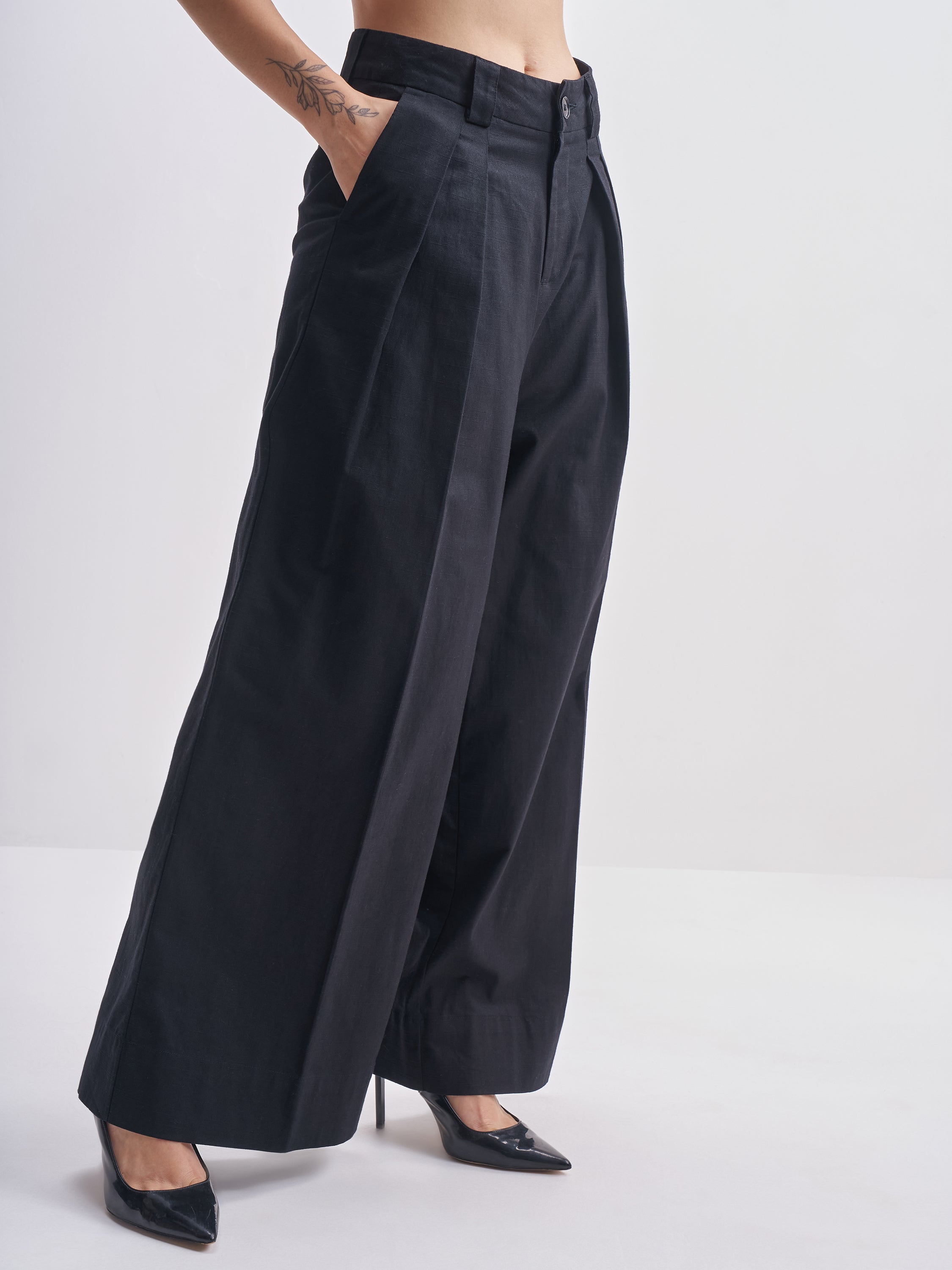 Tokyo Talkies Women Black SOlid Regular Fit Casual Trouser - Black - Image 6