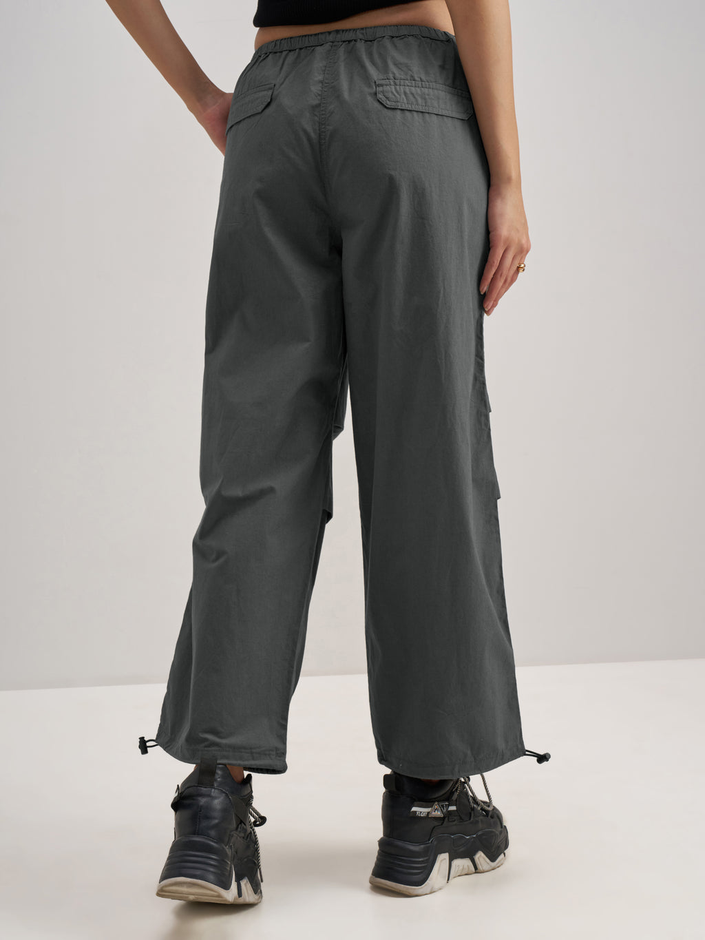 Tokyo Talkies Women Charcoal Solid Relaxed Fit Cargos - Charcoal - Image 3