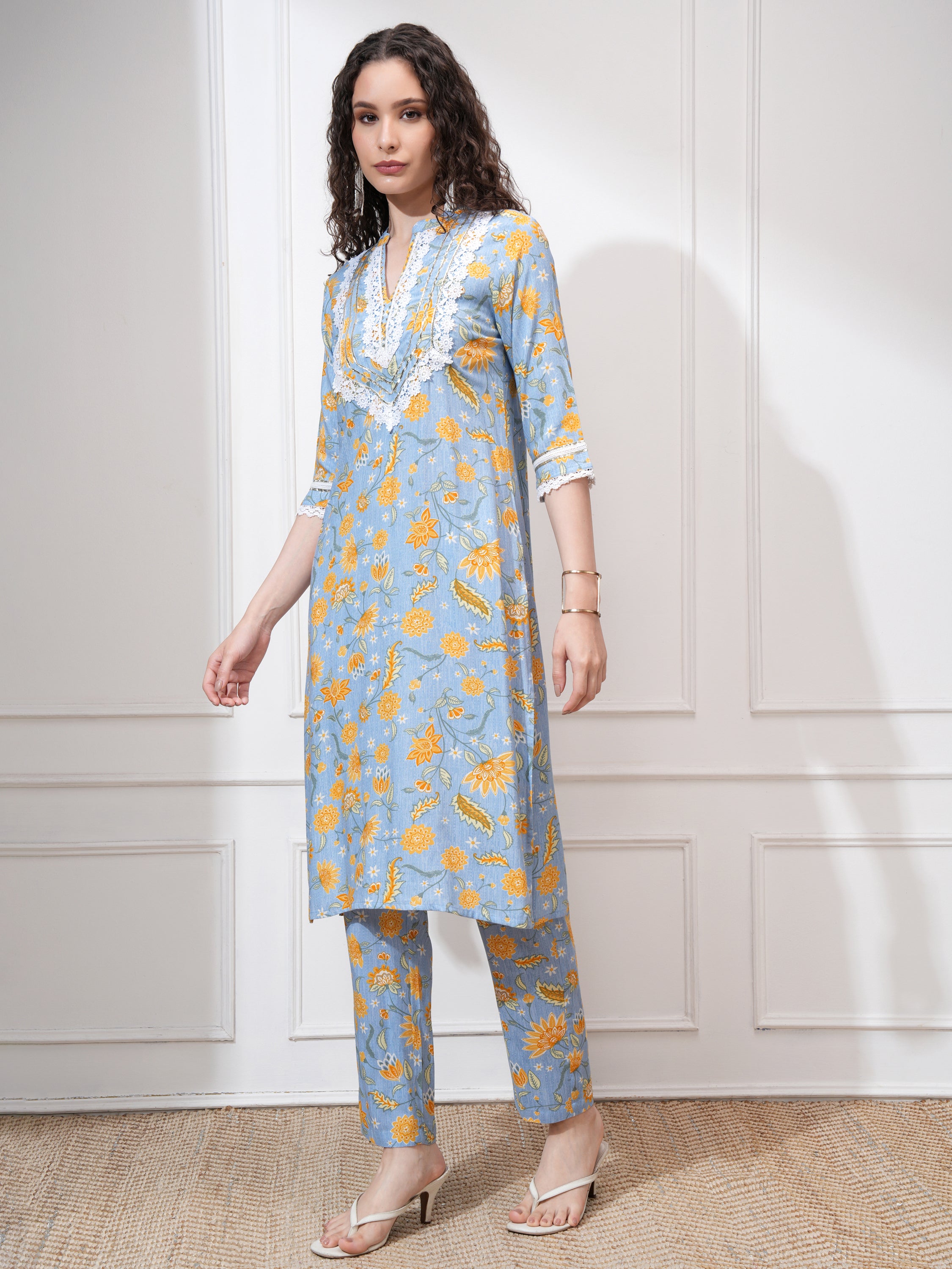 Vishudh Women Blue Kurta With Trouser - Blue - Image 4
