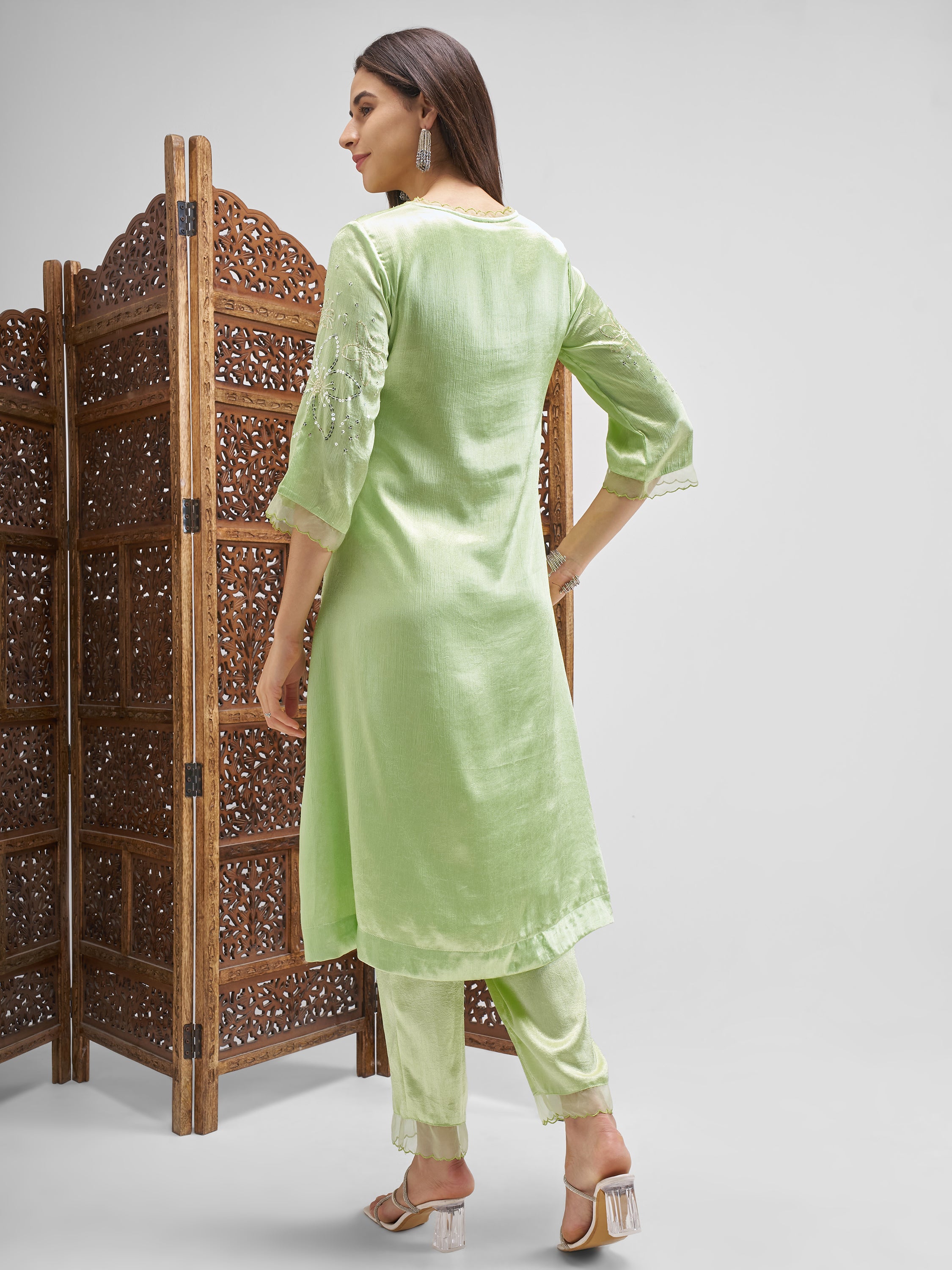Vishudh Women Green Embroidered Kurta And Trousers - Green - Image 3