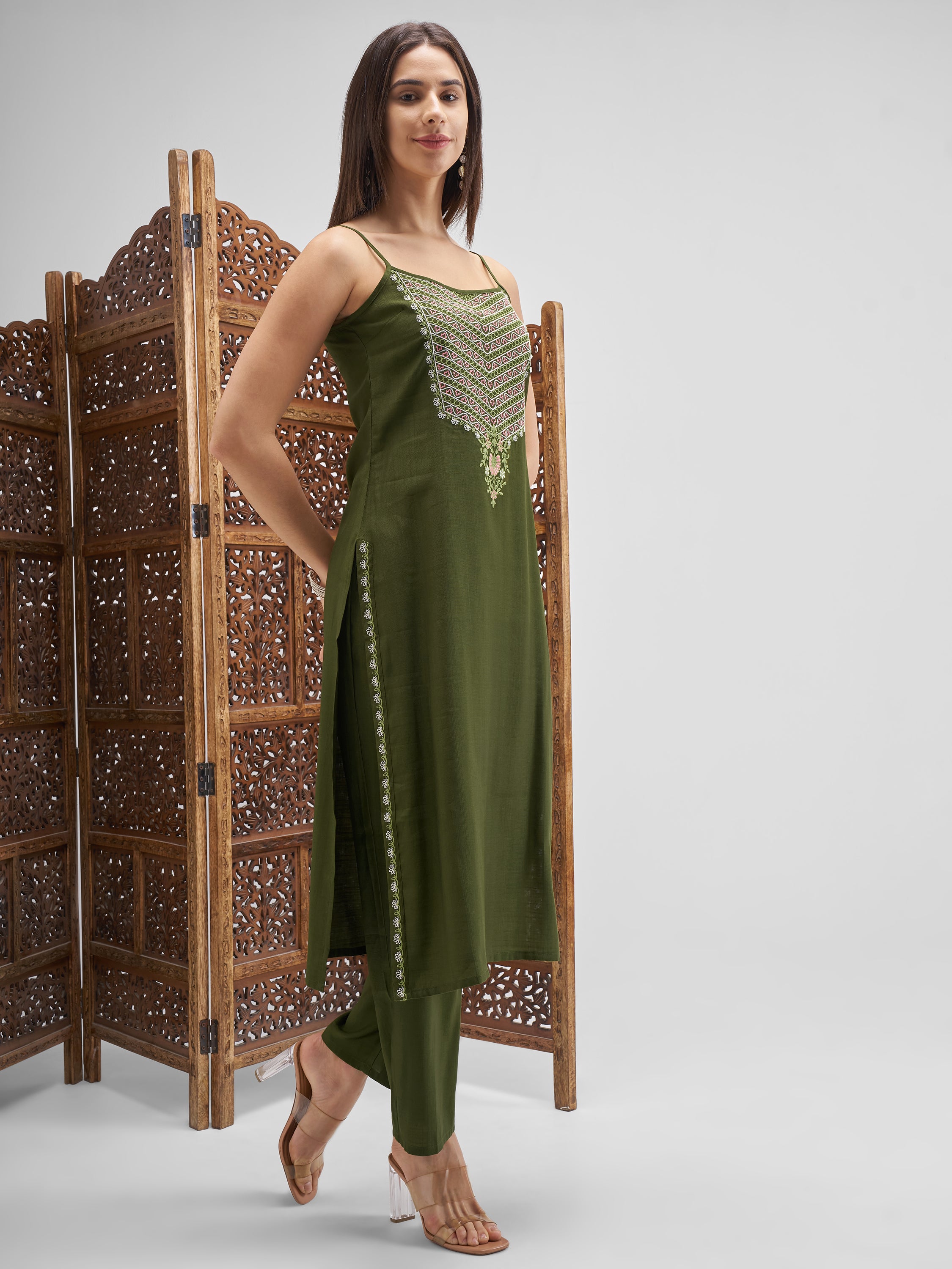 Vishudh Women Green Embroidered Kurta And Trousers With Dupatta - Green - Image 4