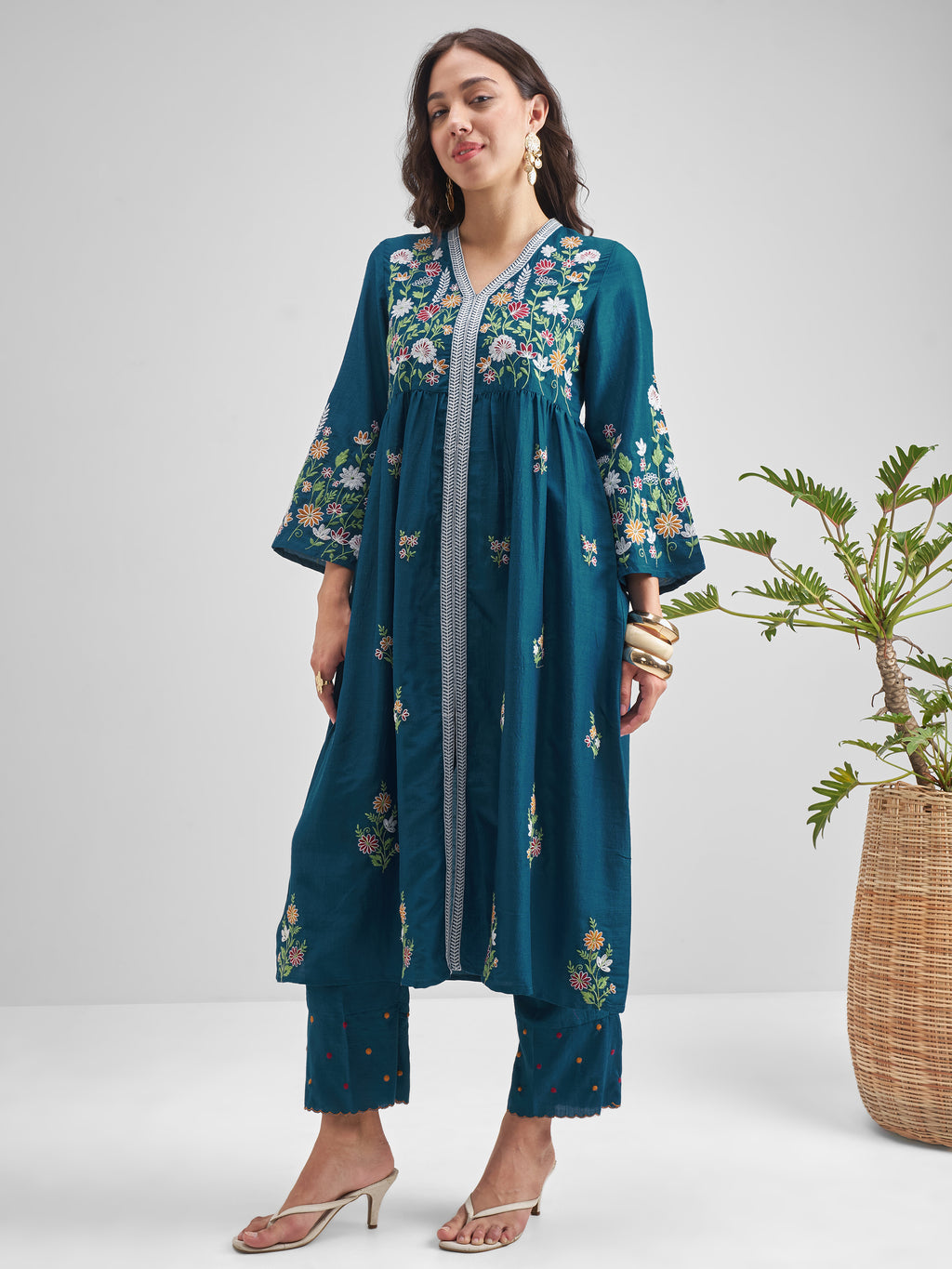 Vishudh Women Blue Embroidered Kurta With Trouser - Blue - Image 2
