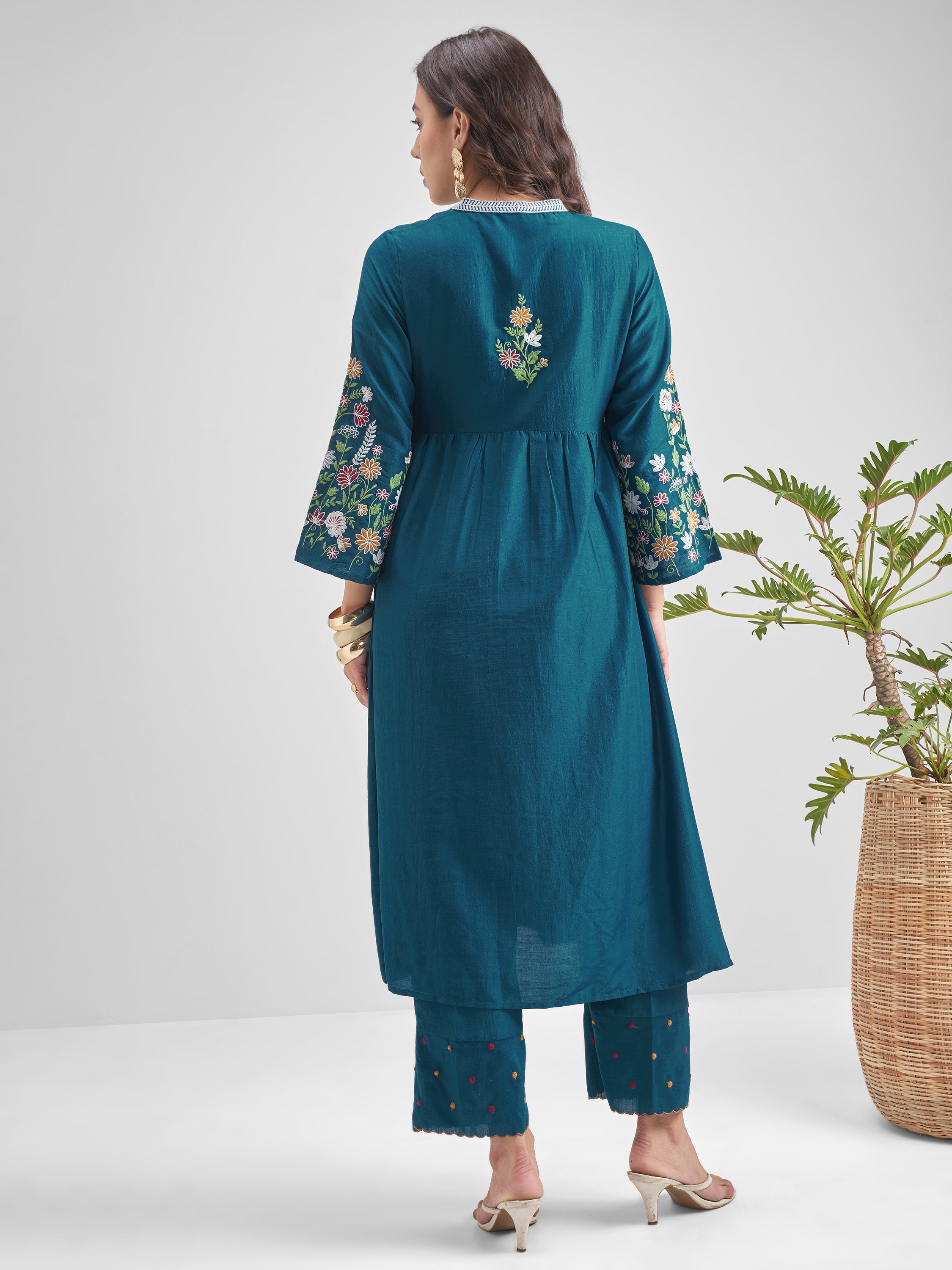 Vishudh Women Blue Embroidered Kurta With Trouser - Blue - Image 3