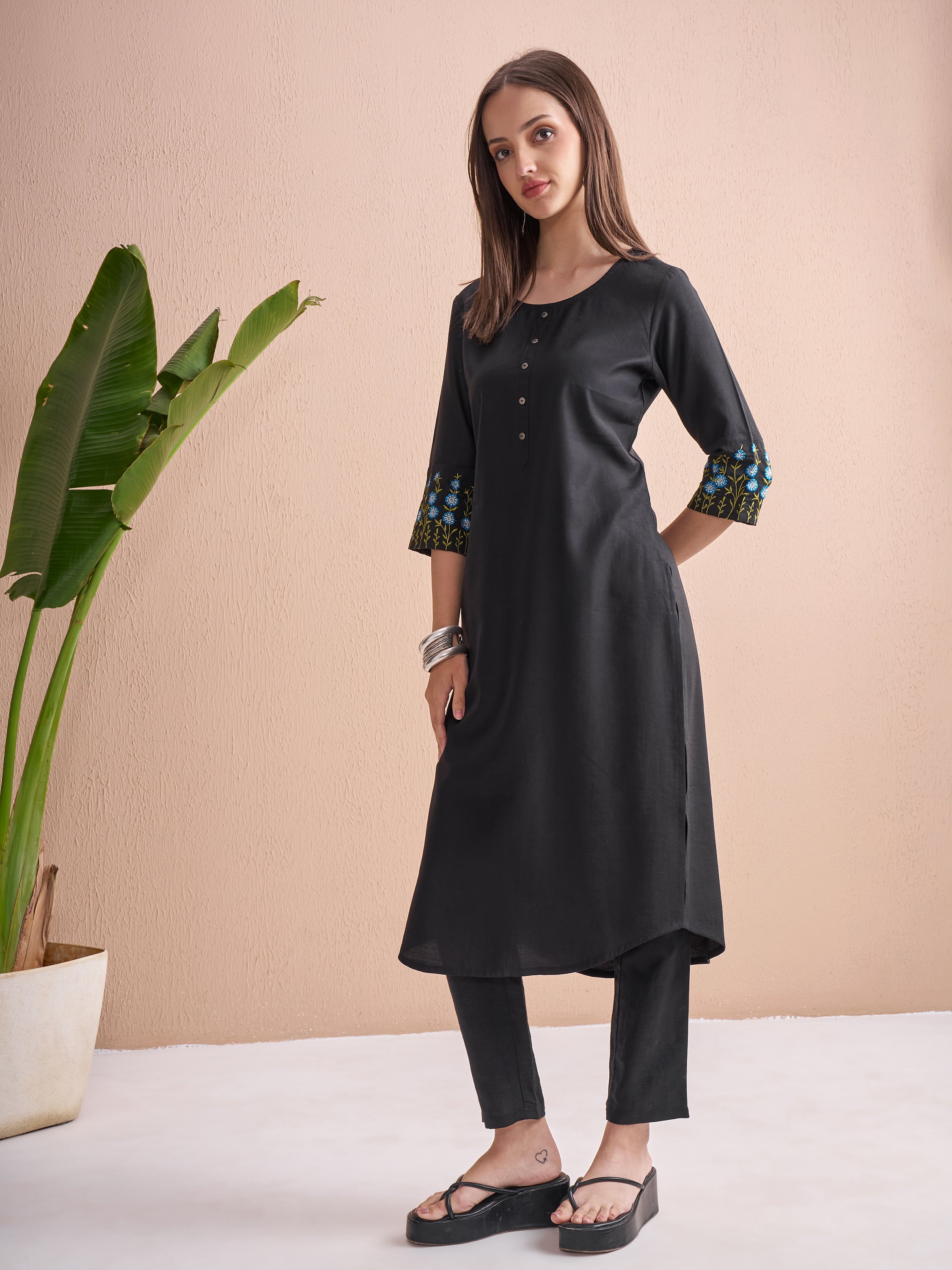 Vishudh Women Black Embroidered Straight Kurta - Black - Image 4