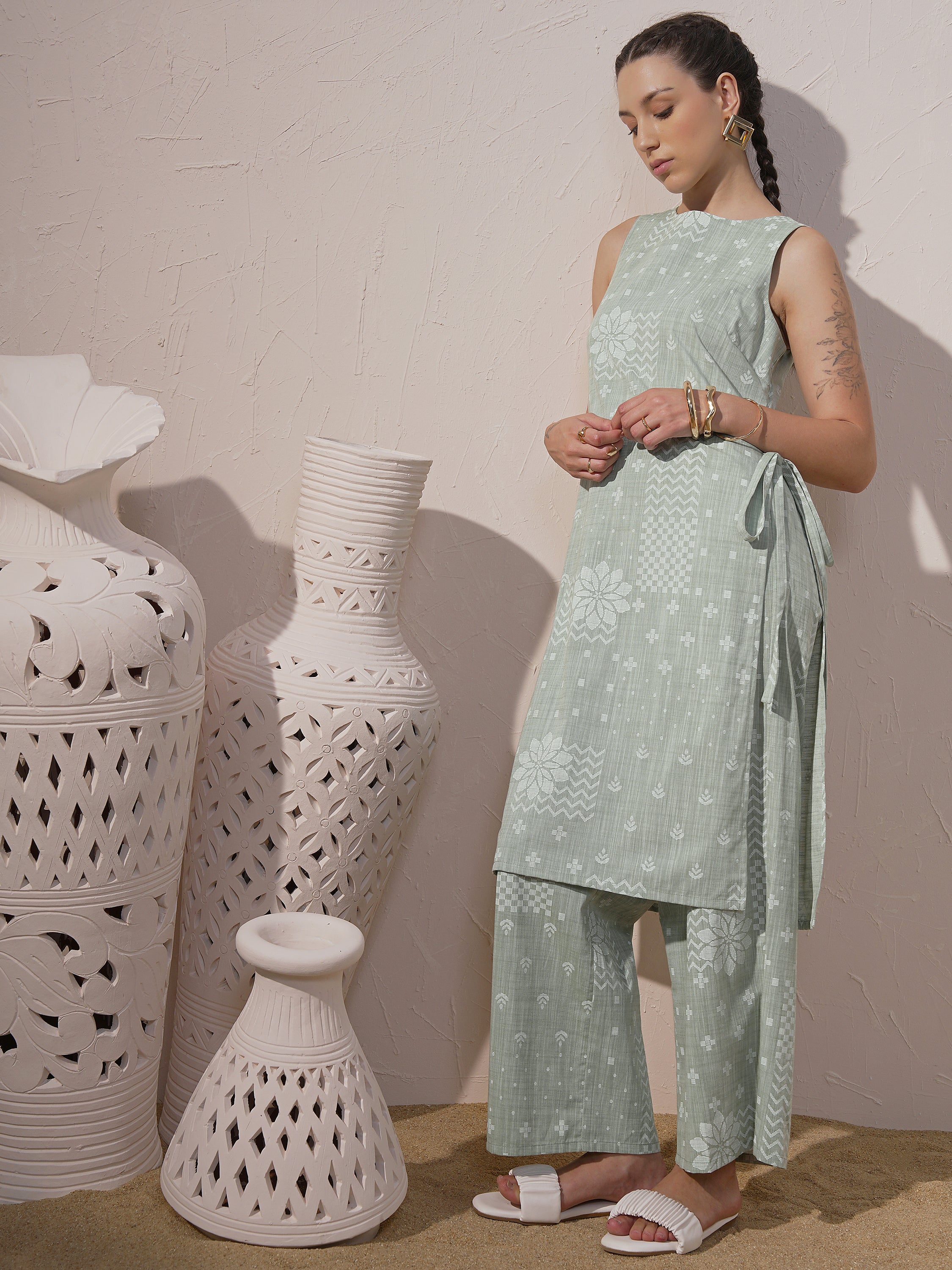 Vara By Vishudh Women Green Printed Kurta With Palazzo - Green - Image 2