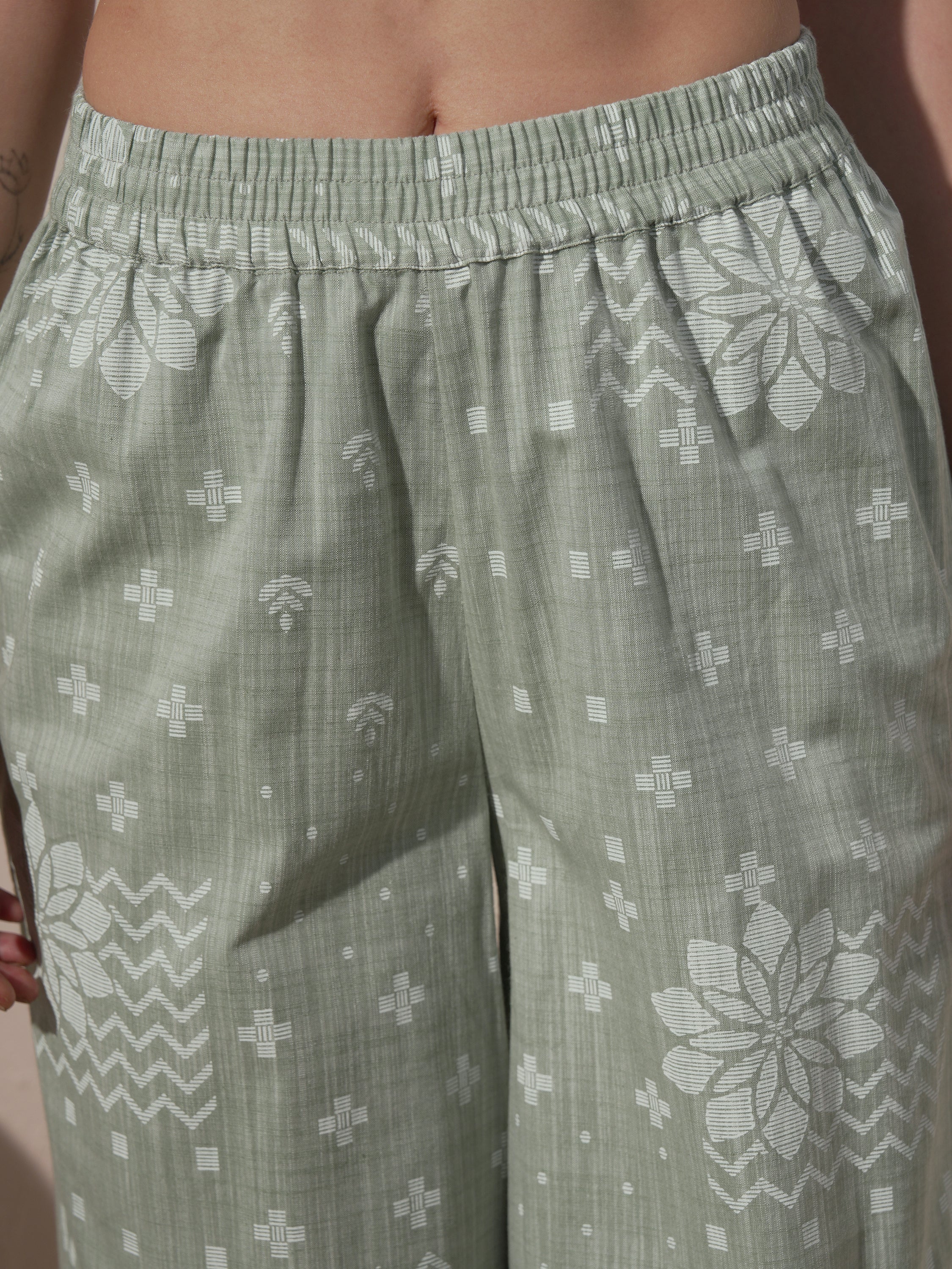 Vara By Vishudh Women Green Printed Kurta With Palazzo - Green - Image 7