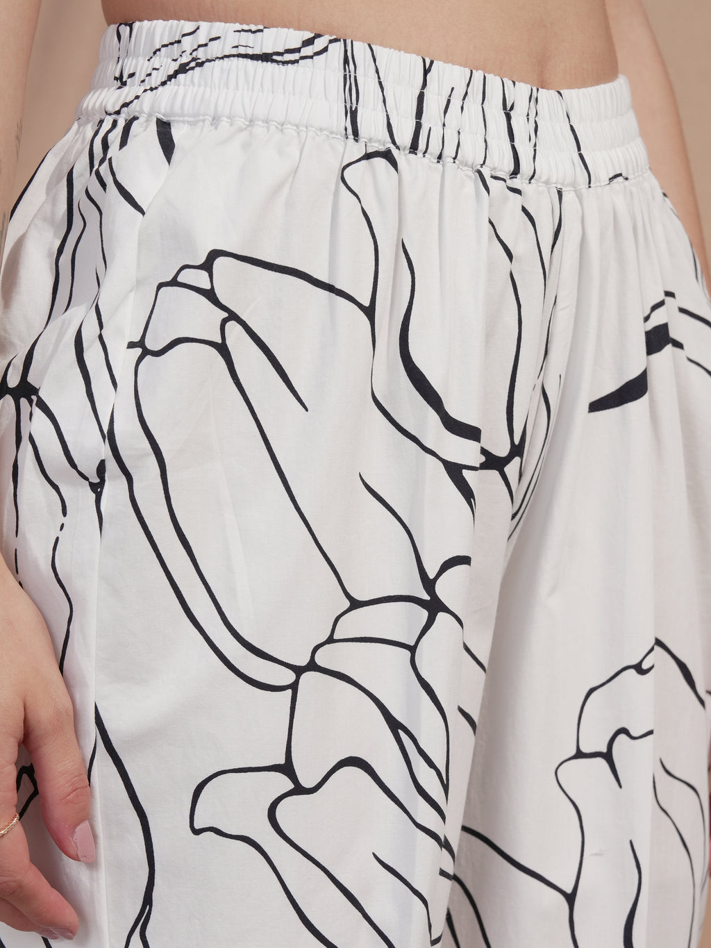 Vara By Vishudh Women White Printed Kurta With Trouser - White - Image 7