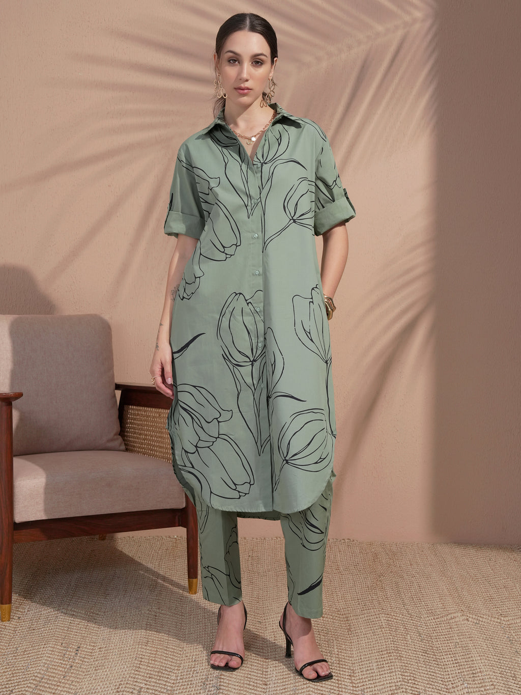 Vara By Vishudh Women Green Printed Kurta With Trouser - Green - Image 1