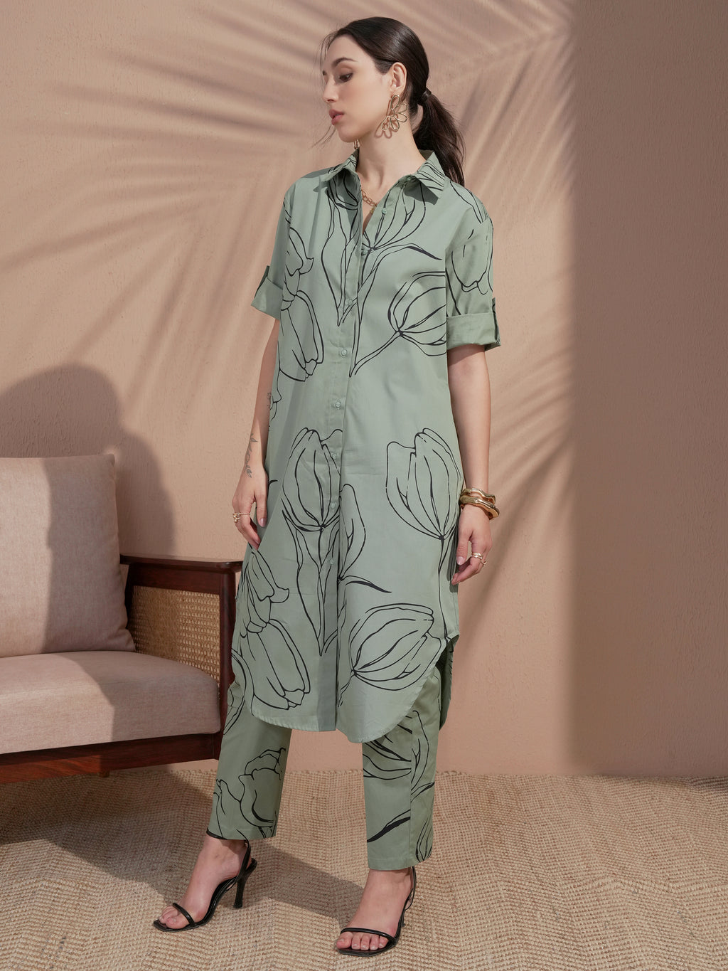 Vara By Vishudh Women Green Printed Kurta With Trouser - Green - Image 2