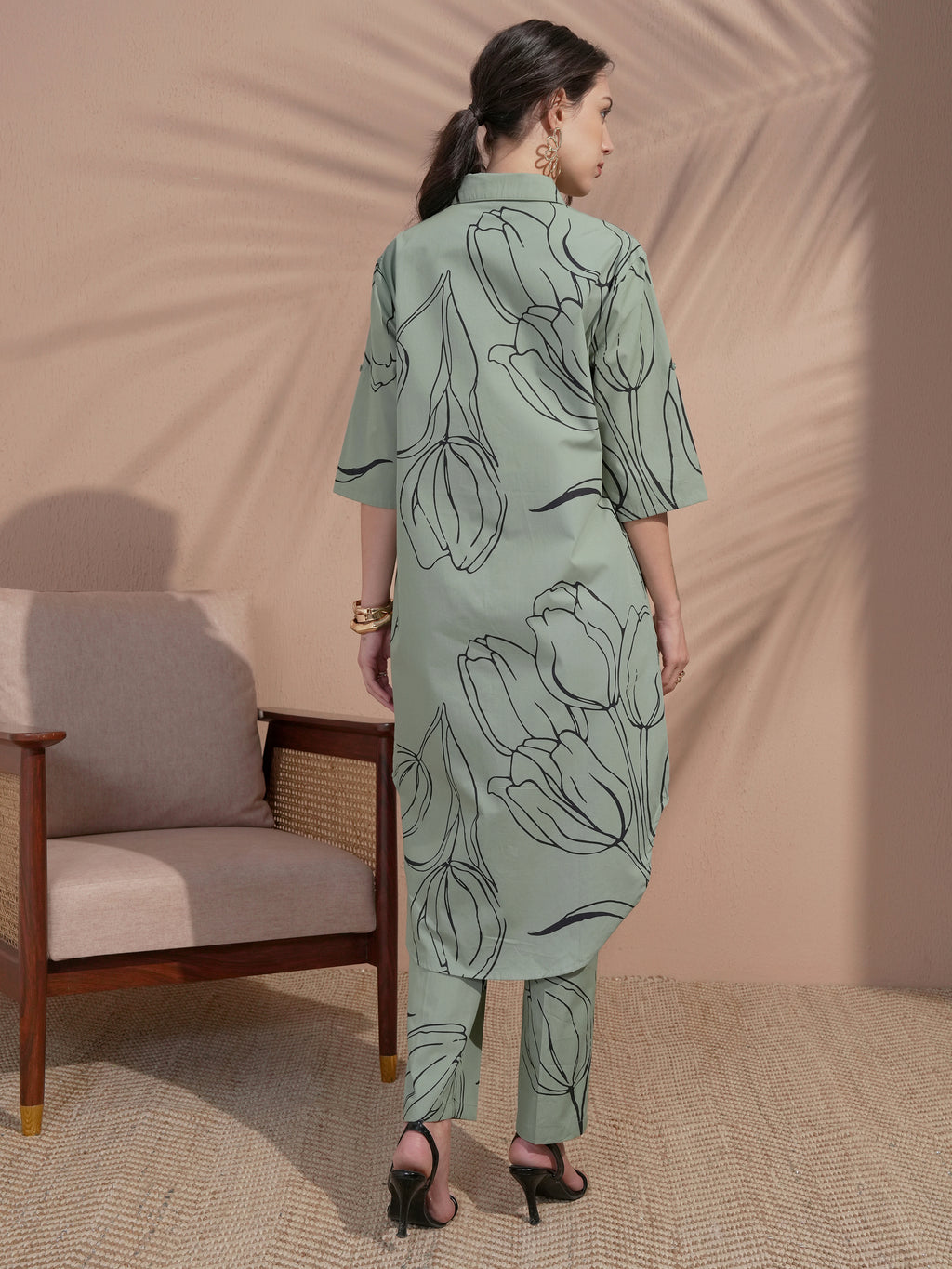 Vara By Vishudh Women Green Printed Kurta With Trouser - Green - Image 3