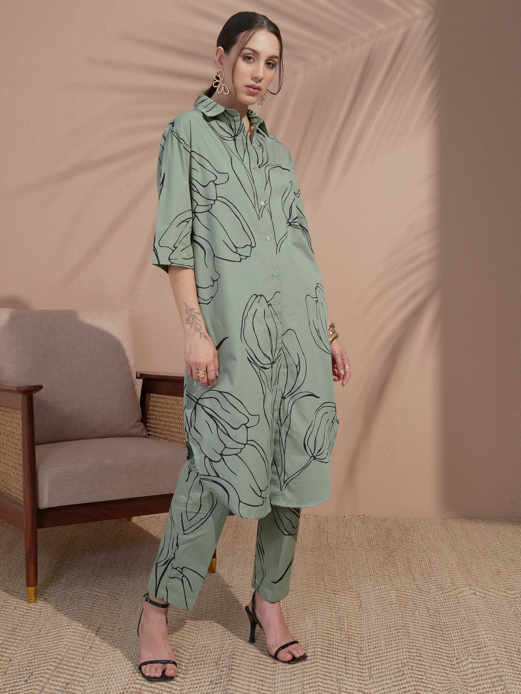 Vara By Vishudh Women Green Printed Kurta With Trouser - Green - Image 4