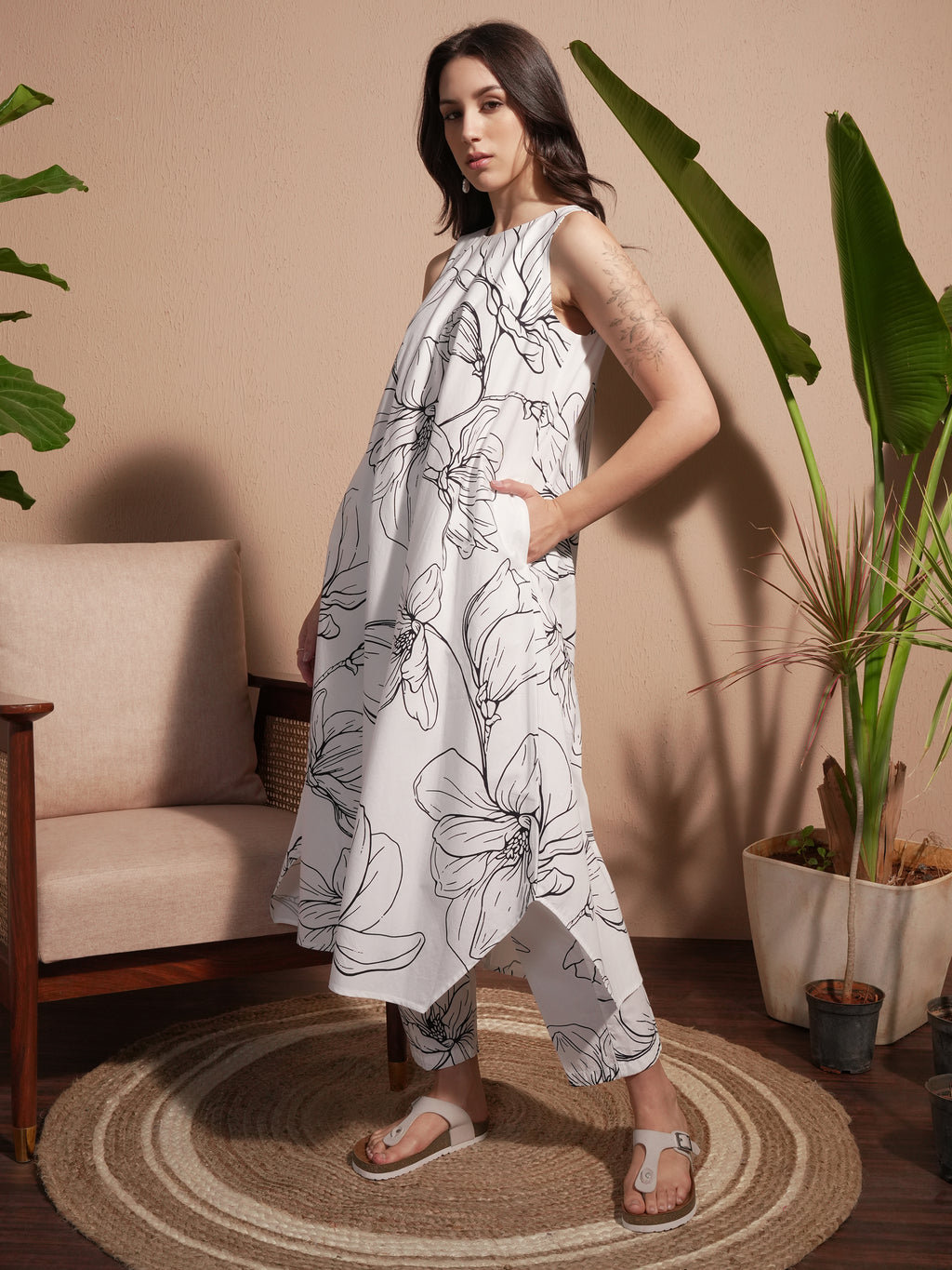 Vara By Vishudh Women White Printed Kurta With Trouser - White - Image 2